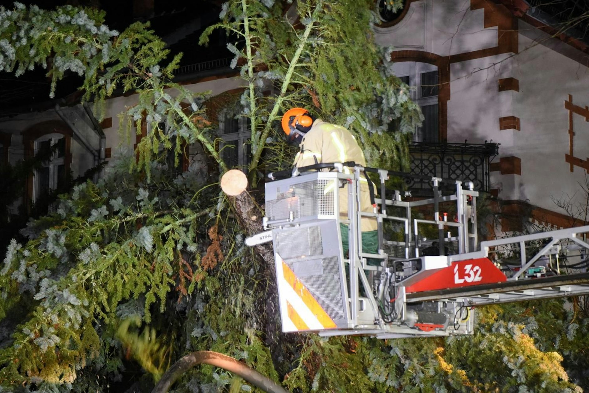 Bei den Orkanen Ylenia und Zeynep musste die Feuerwehr an zwei Tagen etliche umgestürzte Bäume beseitigen.