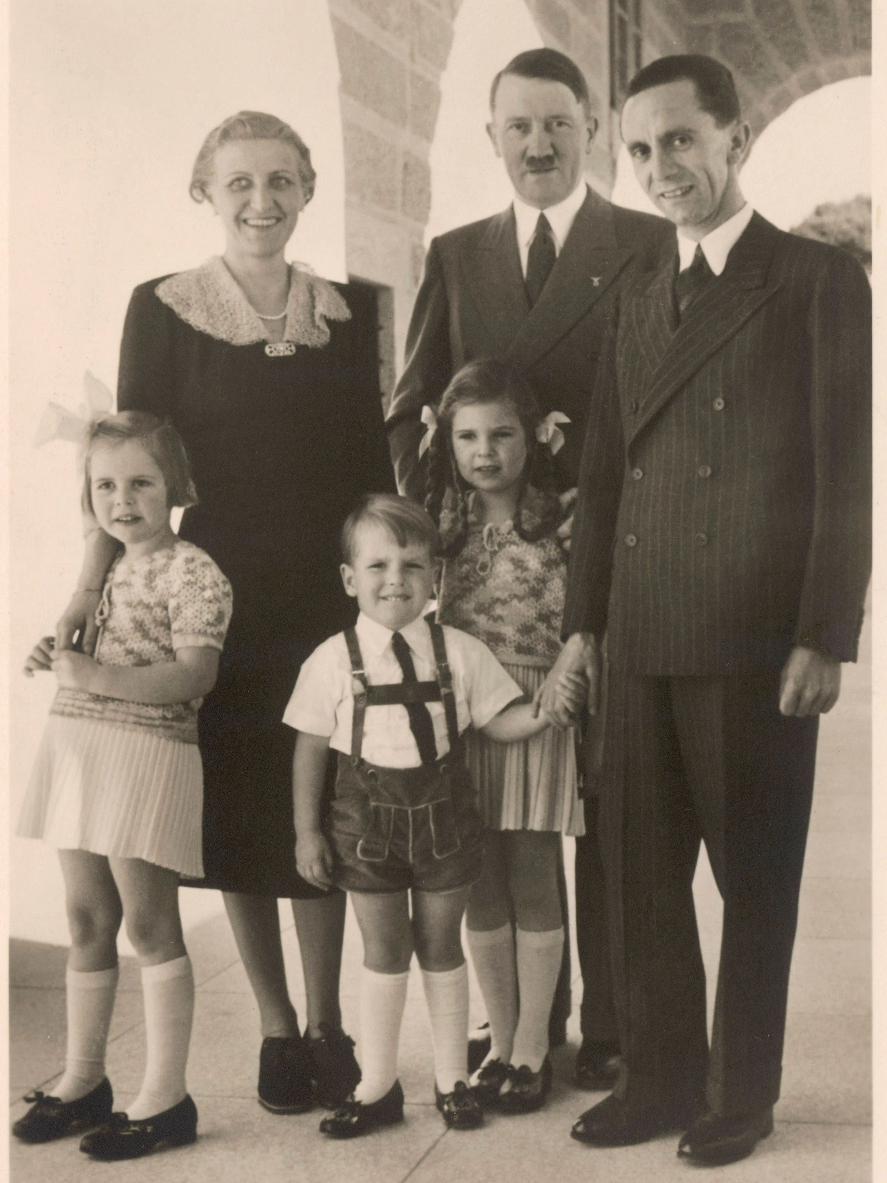 Adolf Hitler war oft und gern bei der Familie Goebbels. Das Alter der drei Kinder Helga (geb. 1932), Hilde (geb. 1934) und Helmut (geb. 1935) spricht dafür, dass das Foto in der Schwanenwerder-Zeit entstand. Am 1. Mai 1945 vergifteten die Eltern ihre dann sechs Kinder im Führerbunker.