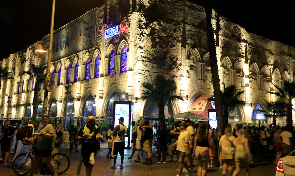 Todesfall auf Mallorca: Megapark-Ordner bricht zusammen und stirbt
