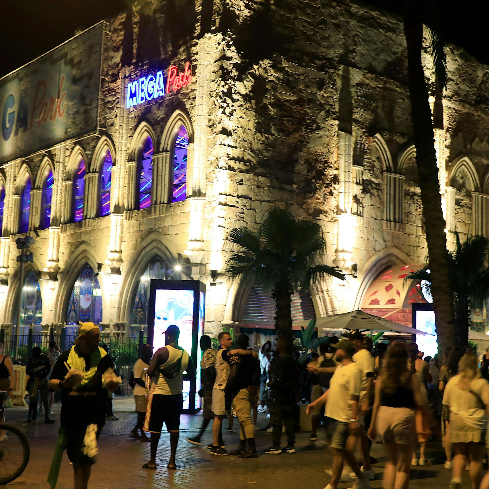 Todesfall auf Mallorca: Megapark-Ordner bricht zusammen und stirbt