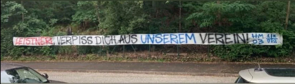 Shitstorm für Hertha-Ultragruppe wegen DIESES Hassbanners gegen Toni Leistner