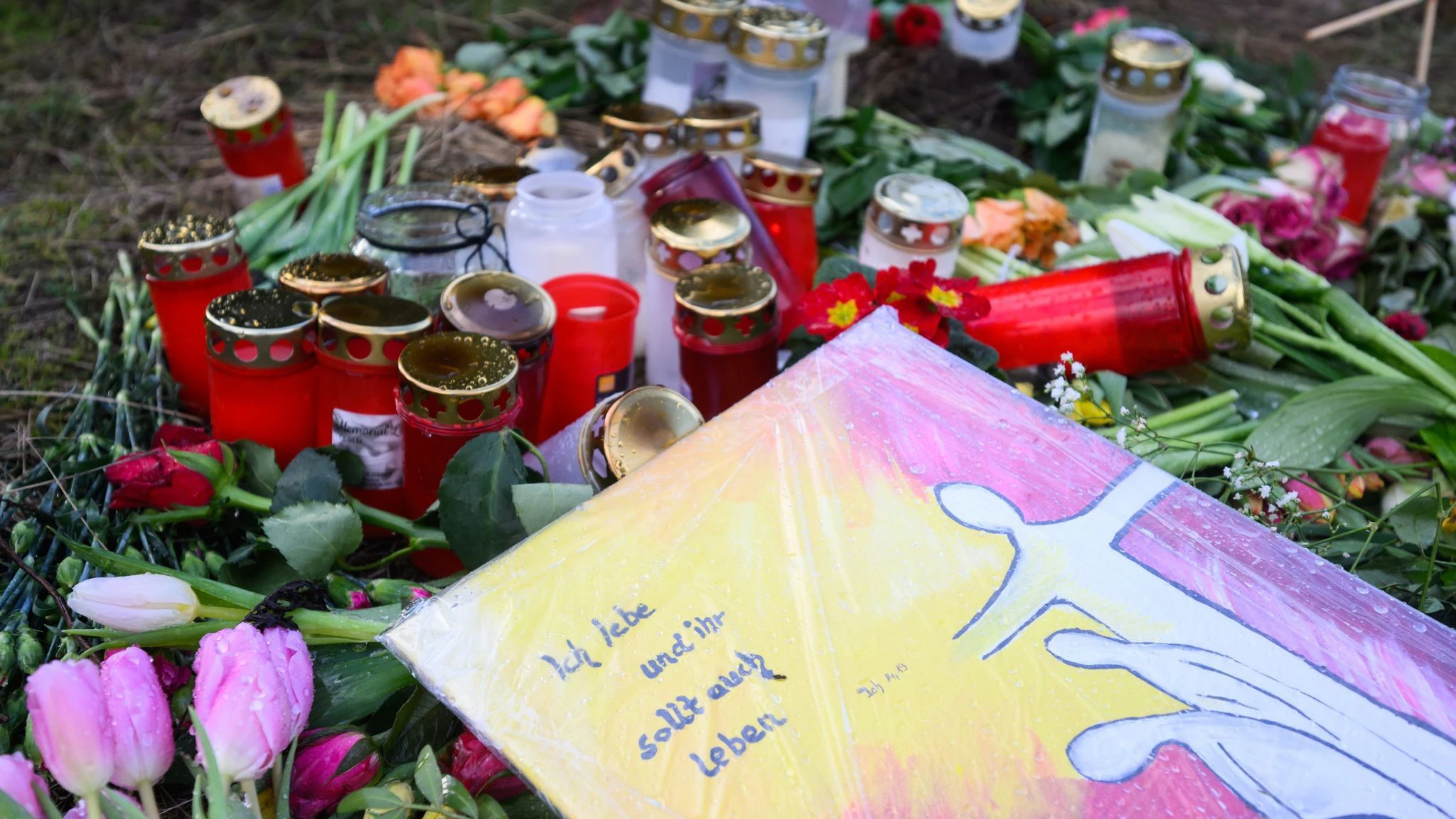 Blumen und Kerzen erinnern in Wunstorf-Blumenau nahe Hannover an den ermordeten 14-jährigen Jungen.
