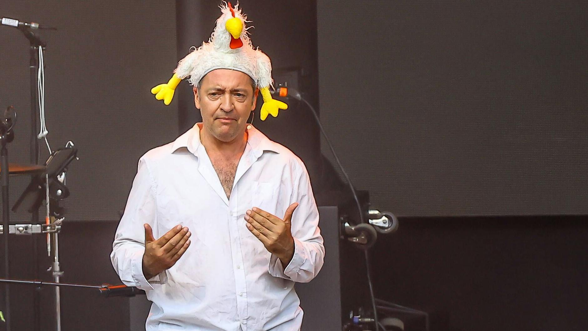 Ganz auf Kopfschmuck möchte der Liedermacher Rainald Grebe nicht verzichten. Irgendwas trägt er immer.