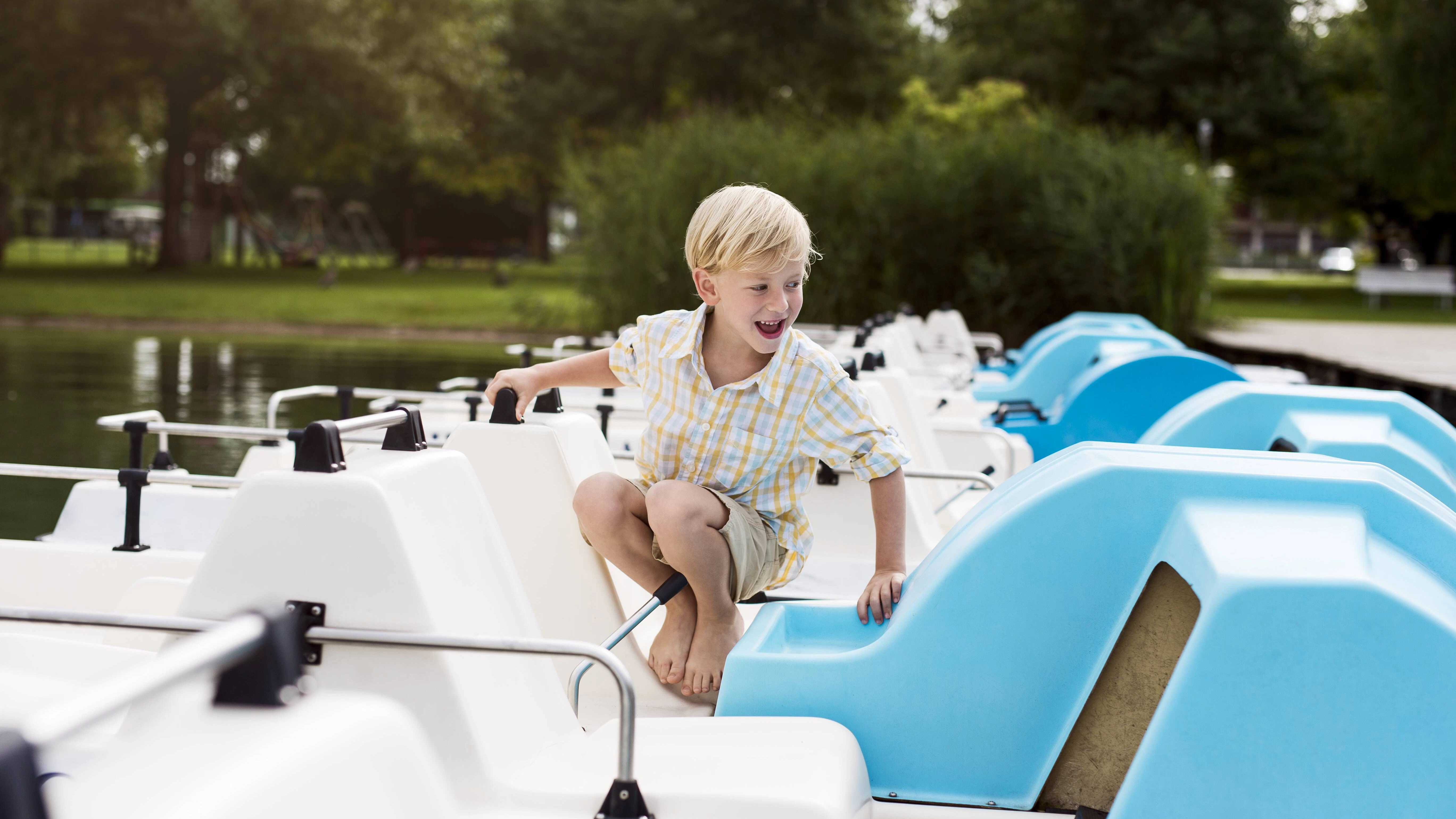 In Berlin gibt es zahlreiche Orte, an denen man mit Kindern Tretboot fahren kann.