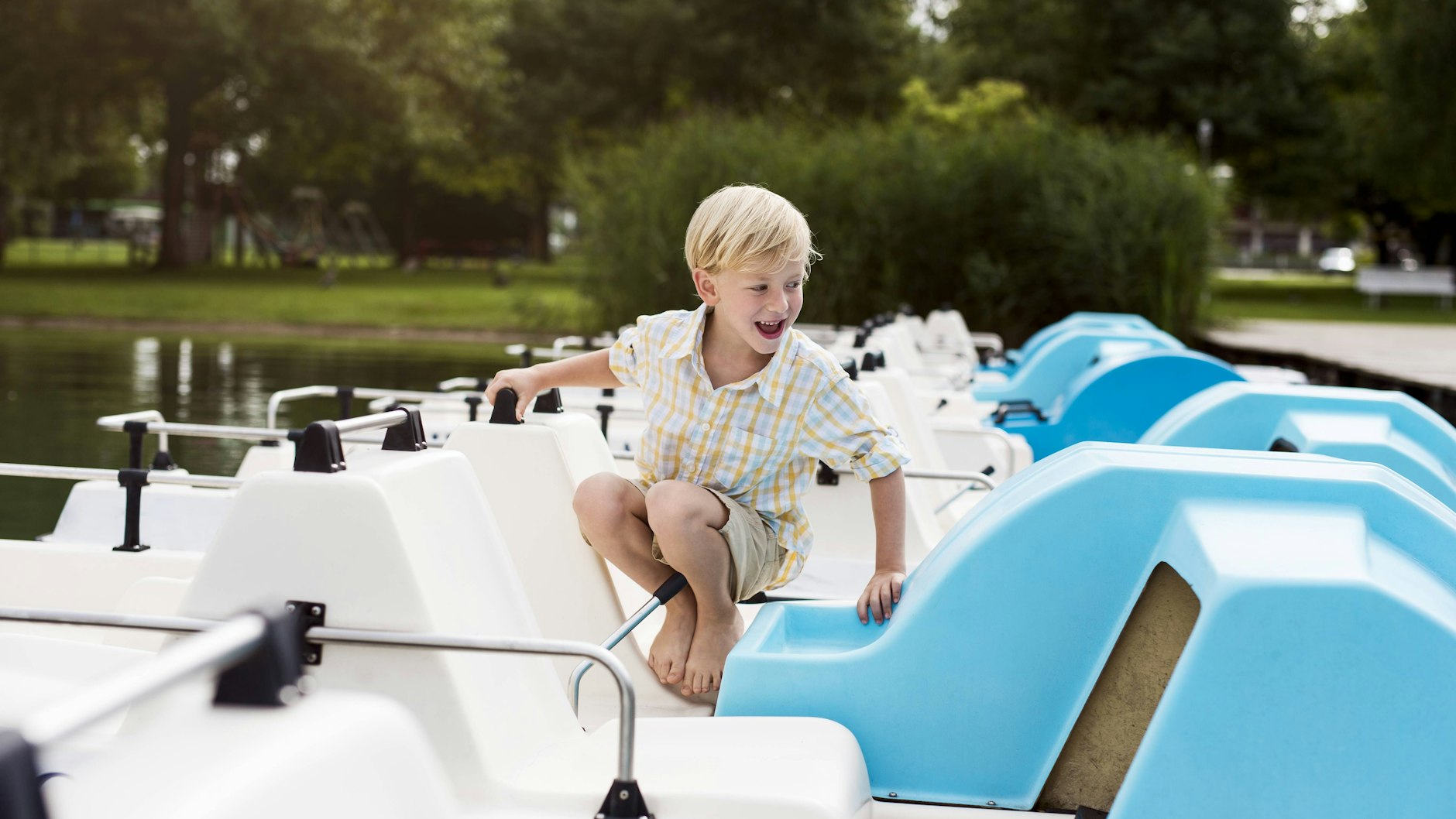 In Berlin gibt es zahlreiche Orte, an denen man mit Kindern Tretboot fahren kann.