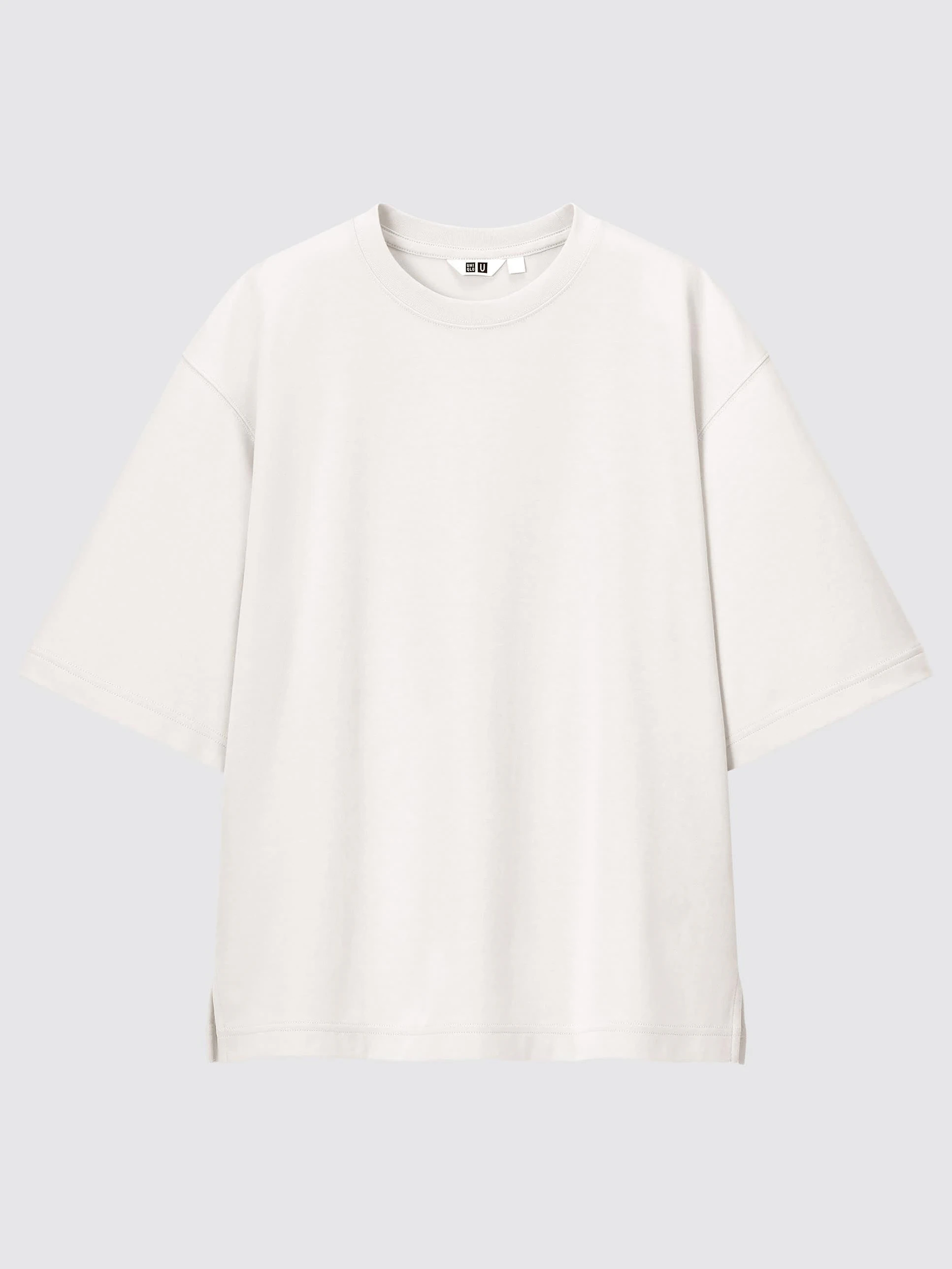 Man hört es immer öfter: Polyester ist nicht mehr das, was es mal war. Im positiven Sinne natürlich, denn die verpönte Synthetik wird stetig weiterentwickelt und kann heute mehr, als nur knitterfrei zu sein. Die für hochwertige Chemiefasern bekannte japanische Marke Uniqlo hat ein atmungsaktives „AIRism“-Shirt im Angebot. Es besteht aus 54% Baumwolle und 46% Polyester – und kostet 14,90 Euro (Frauen) und 19,90 Euro (Männer).