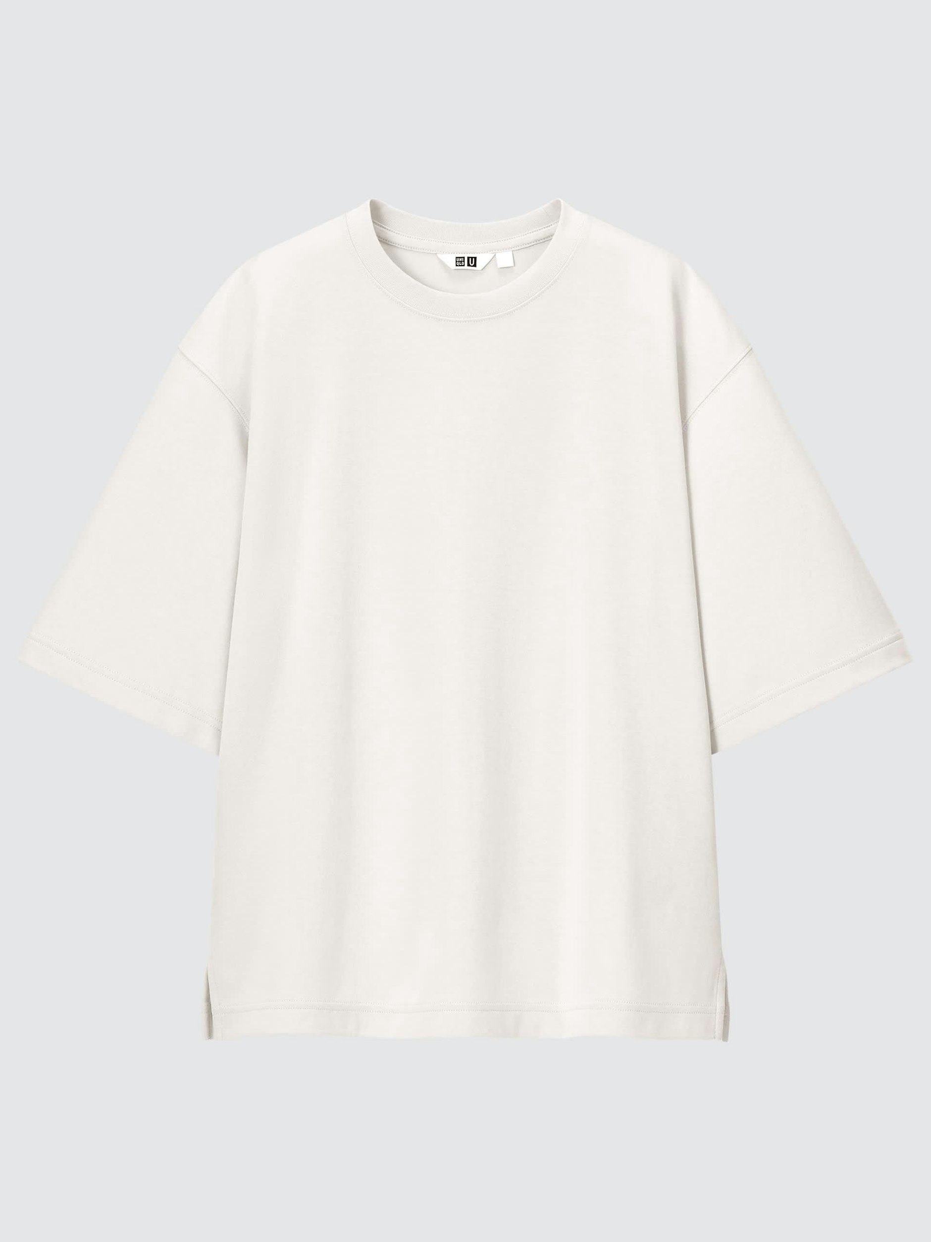 Man hört es immer öfter: Polyester ist nicht mehr das, was es mal war. Im positiven Sinne natürlich, denn die verpönte Synthetik wird stetig weiterentwickelt und kann heute mehr, als nur knitterfrei zu sein. Die für hochwertige Chemiefasern bekannte japanische Marke Uniqlo hat ein atmungsaktives „AIRism“-Shirt im Angebot. Es besteht aus 54% Baumwolle und 46% Polyester – und kostet 14,90 Euro (Frauen) und 19,90 Euro (Männer).