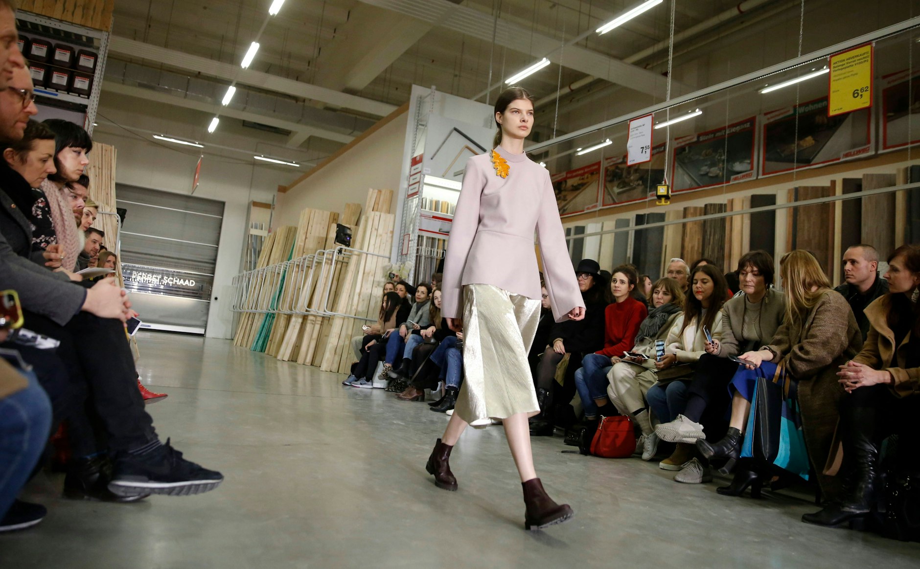 2016 lud Perret Schaad parallel zum regulären Kundenbetrieb in den Baumarkt.