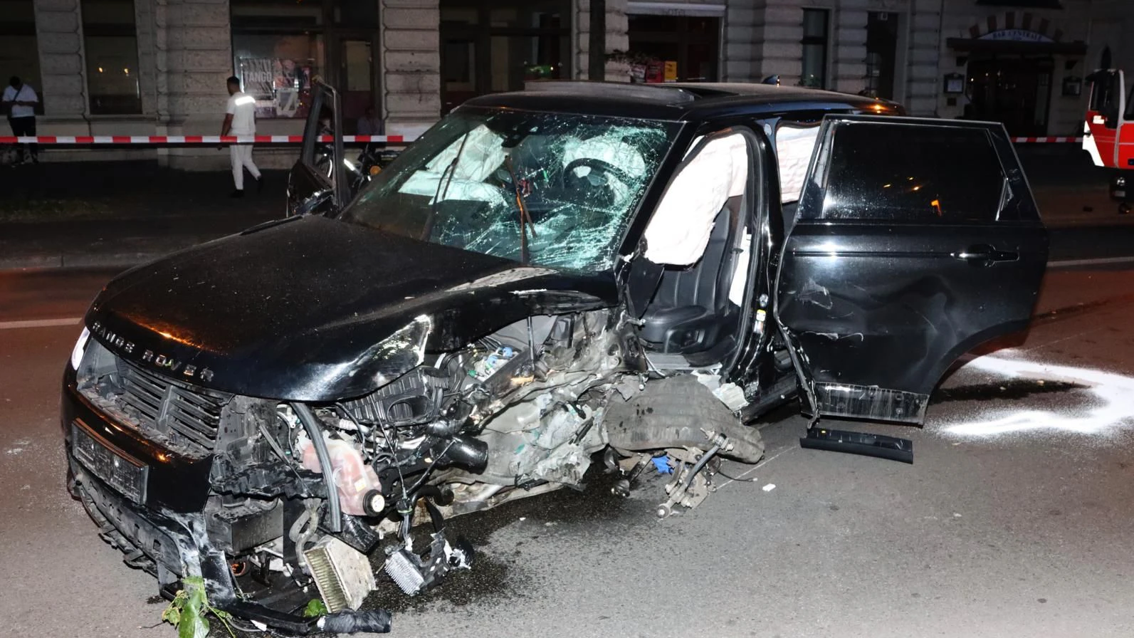 Der Range Rover ist nur noch in Haufen Schrott.