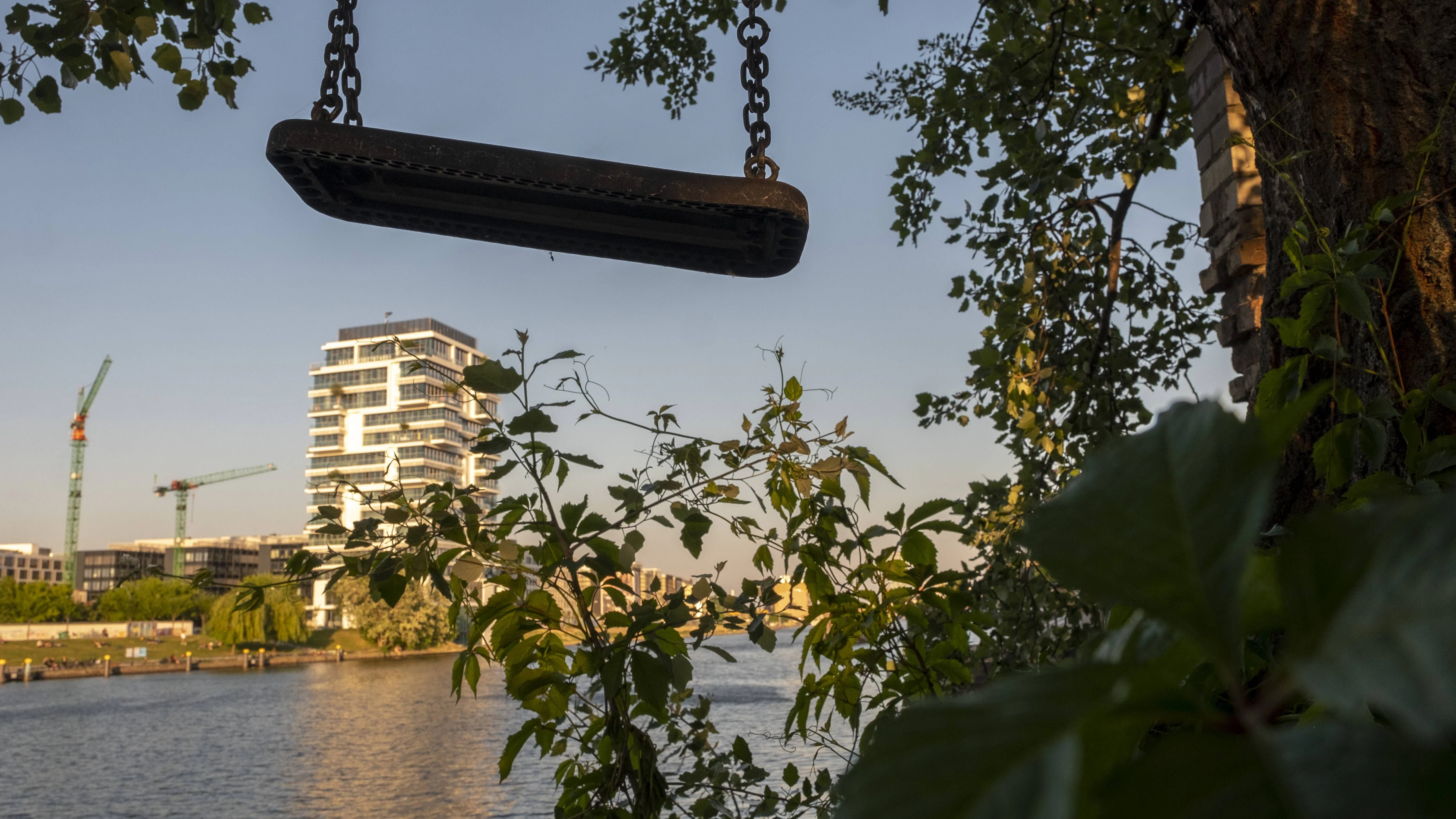 Eine Schaukel in der <a href="http://www.sage-restaurant.de/">Sage-Strandbar</a> an der Spree, Köpenicker Straße 18–20 in Kreuzberg