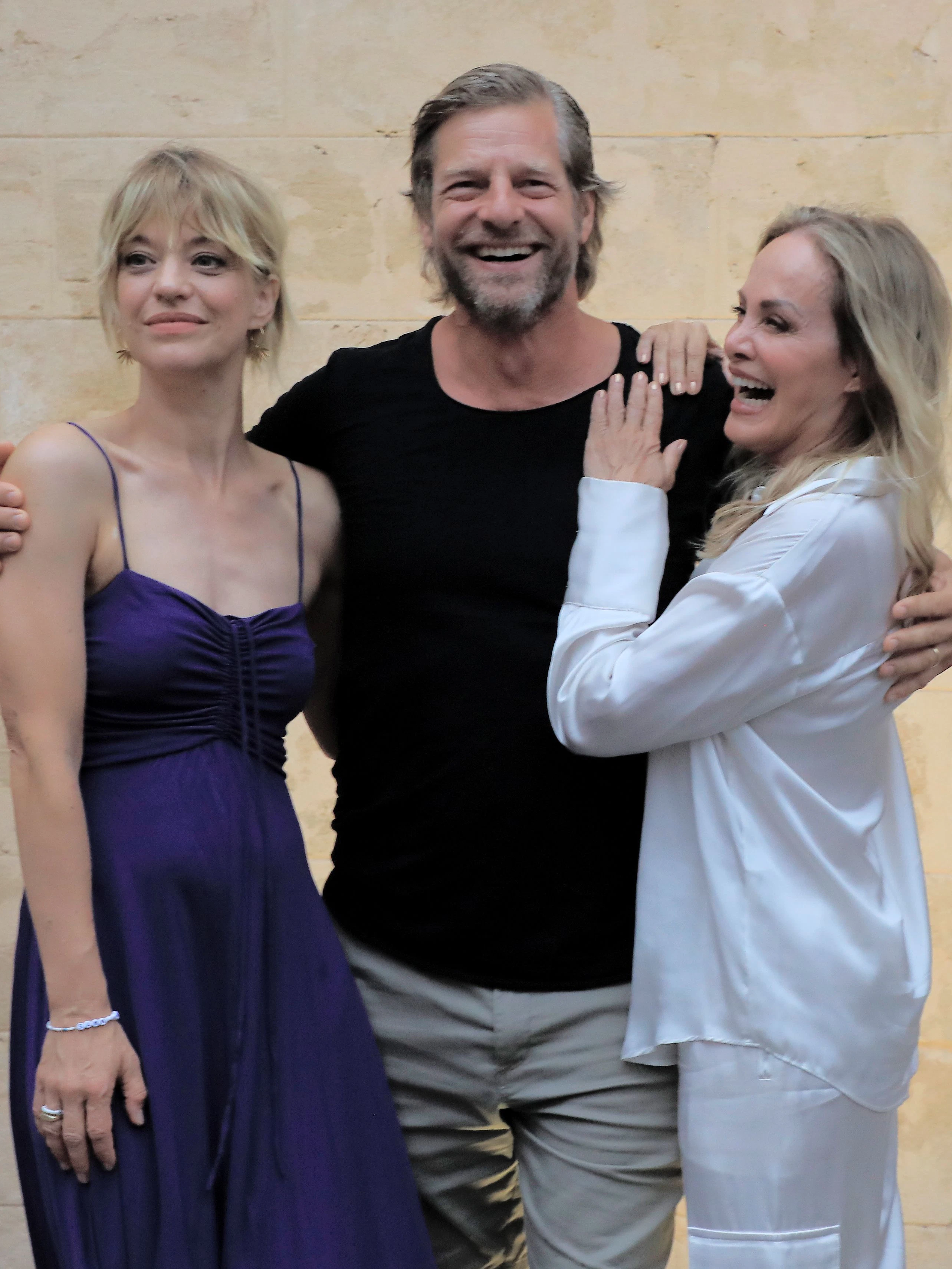 Henning Baum mit seinen Kolleginnen Heike Makatsch (l.) und Sonja Kirchberger bei der Premiere von „Der König von Palma“