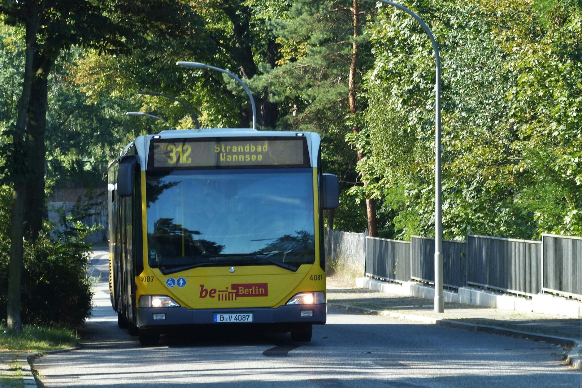 Diese Busse der BVG fahren direkt ans Wasser.