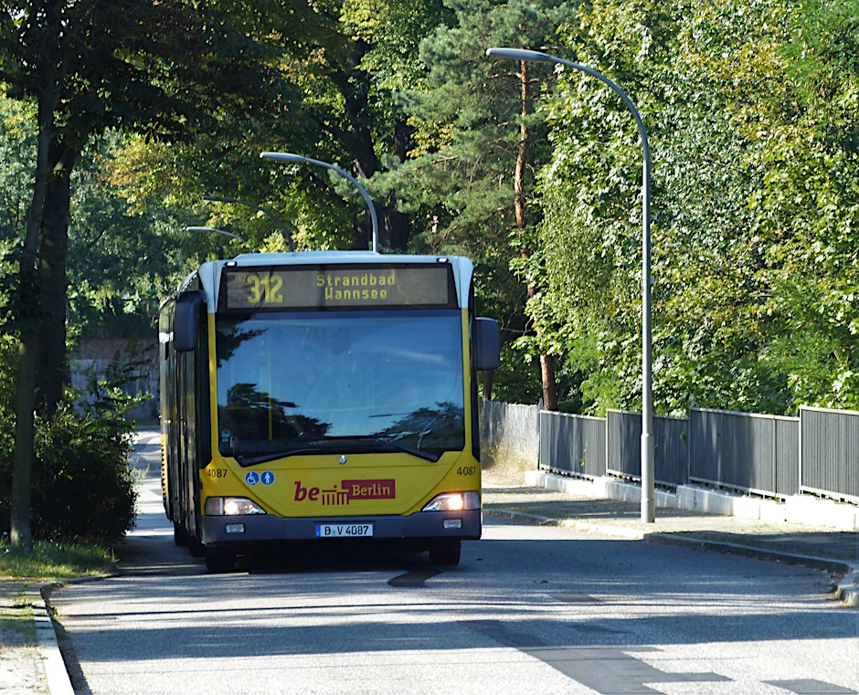 Diese Busse der BVG fahren direkt ans Wasser.
