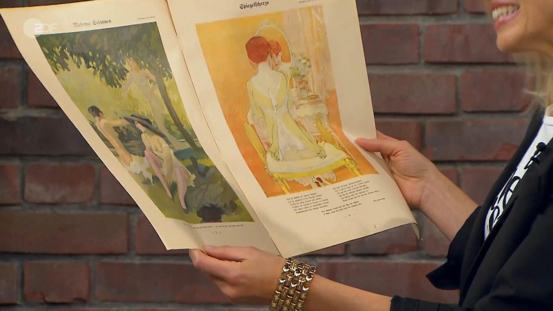 „Bares für Rares“-Händlerin Lisa Nüdling blättert begeistert in den alten Zeitschriften.