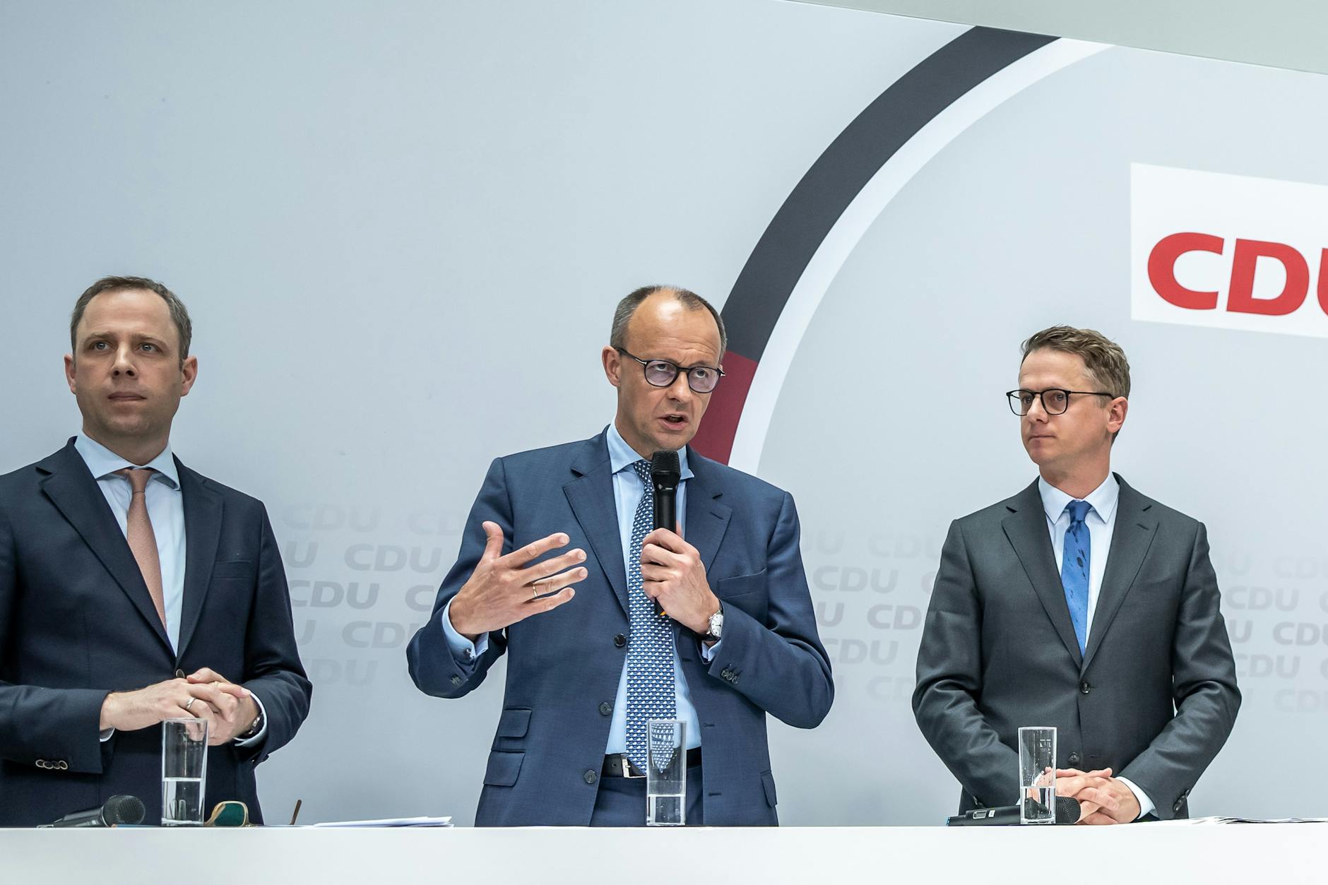 Der Alte, der Chef und der Neue: Der bisherige CDU-Generalsekretär Mario Czaja (l.) muss seinen Hut nehmen. Sein Nachfolger soll Carsten Linnemann (r.) werden. So will es Parteichef Friedrich Merz. (Archivbild)