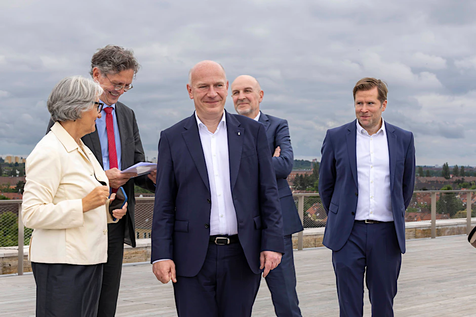 30. Juni 2023, Eröffnung der Dachterrasse am Tower des Flughafens Tempelhof: Da war Fabian Schmitz-Grethlein, rechts im Bild, schon dabei. Zusammen mit dem Regierenden Bürgermeister Kai Wegner (CDU, Bildmitte vorn), Stadtentwicklungssenator Christian Gaebler (SPD, links) und der bis dahin amtierenden Geschäftsführerin der Tempelhof Projekt GmbH Jutta Heim-Wenzler.