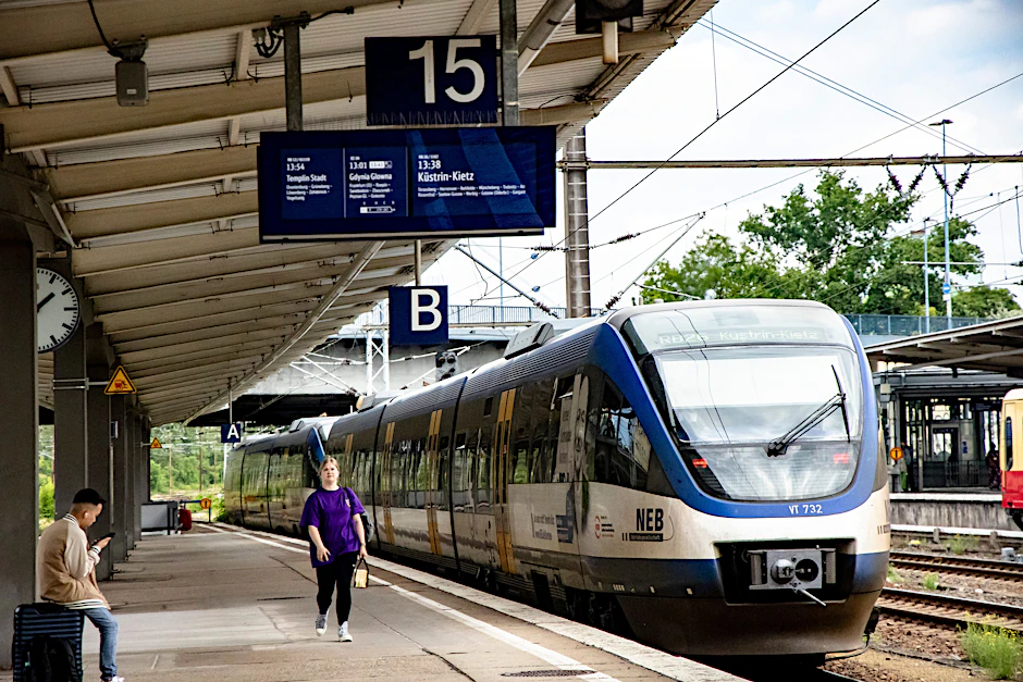 Startklar für die Fahrt auf der Ostbahn nach Küstrin-Kietz: Ein Dieseltriebwagen der Niederbarnimer Eisenbahn (NEB) auf der Regionalbahnlinie RB26 steht im Bahnhof Lichtenberg.