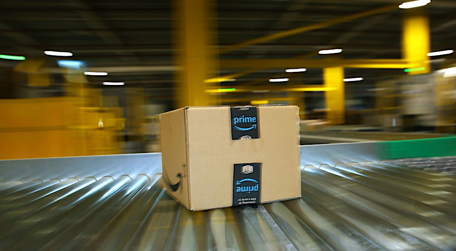 Ein Paket auf dem Laufband eines Amazon-Logistikzentrums