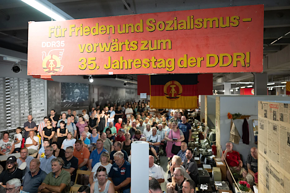 Großer Andrang bei der Versteigerung des DDR-Museums „Welt der DDR“ in Dresden. Im Angebot sind um die 70.000 Einzelstücke. Aufgrund rückläufiger Besucherzahlen wurde das Museum im April 2023 geschlossen.