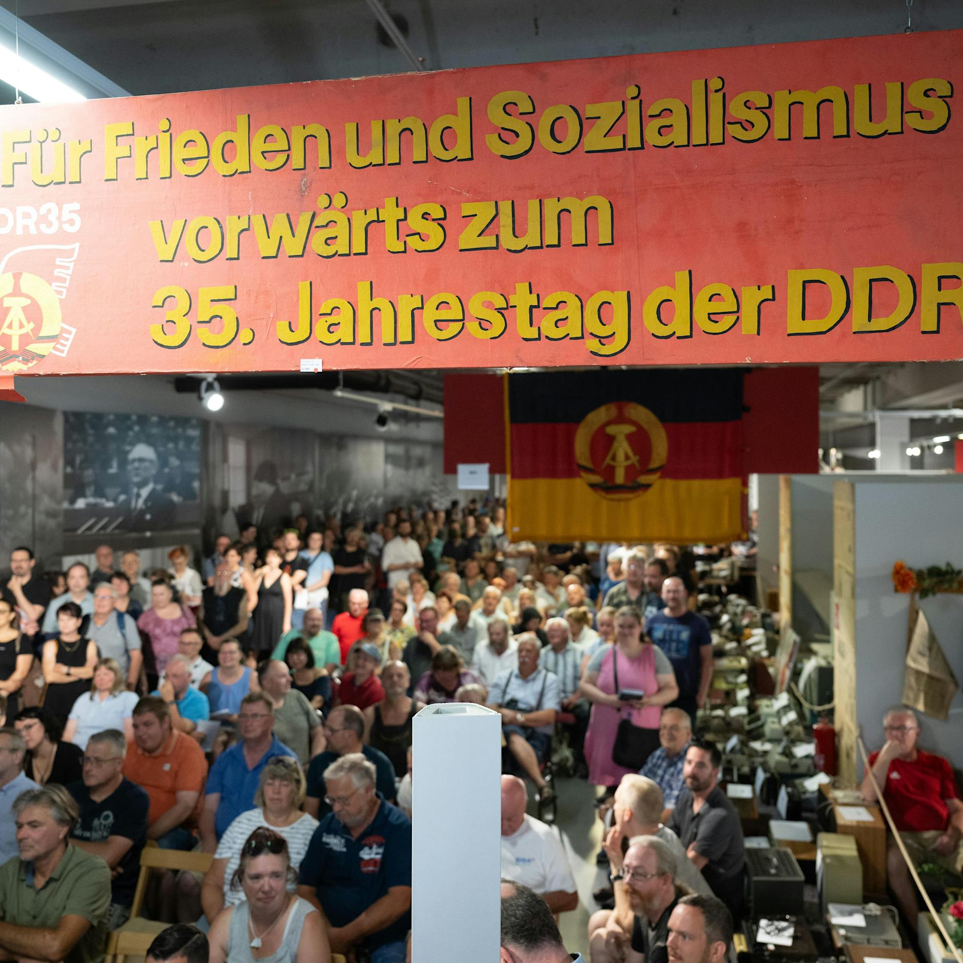 Wie ich aus Versehen einen DDR-Schulschrank ersteigerte und was drin war