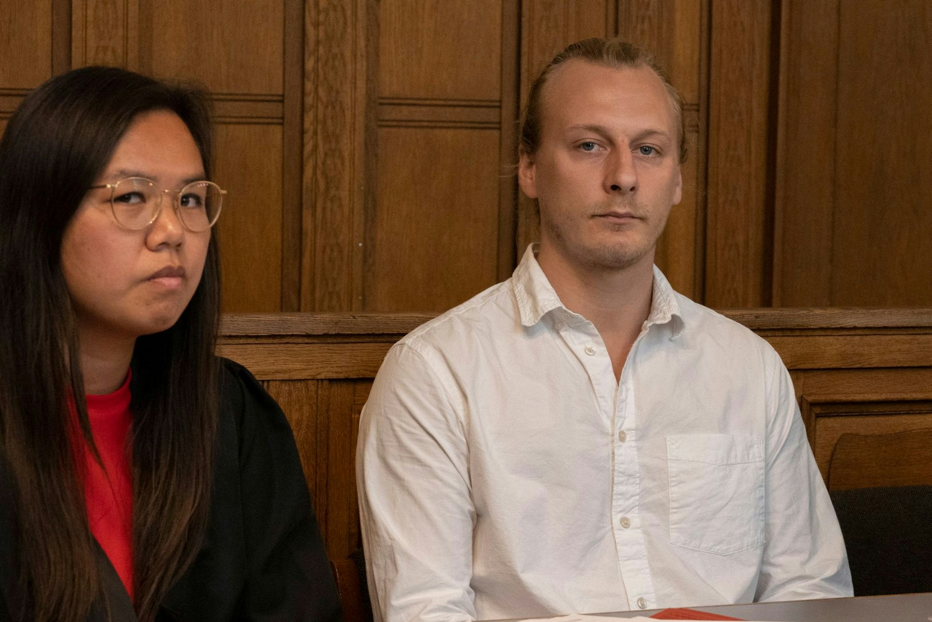 Der Angeklagte Julian L. (r.) mit seiner Anwältin Linh Steffen