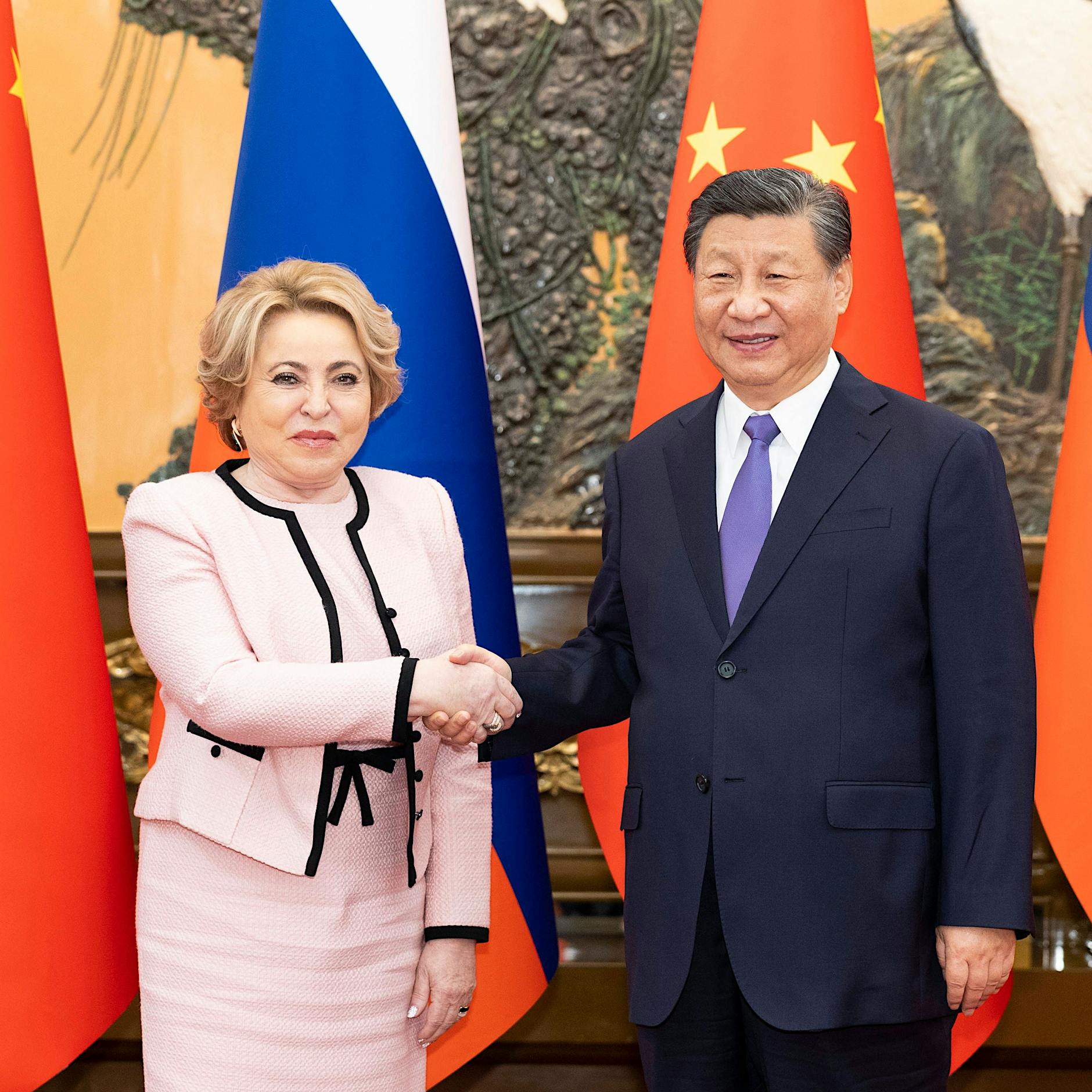 „Liebe Grüße“ von Putin: Russische Delegation sucht mehr Annäherung zu China