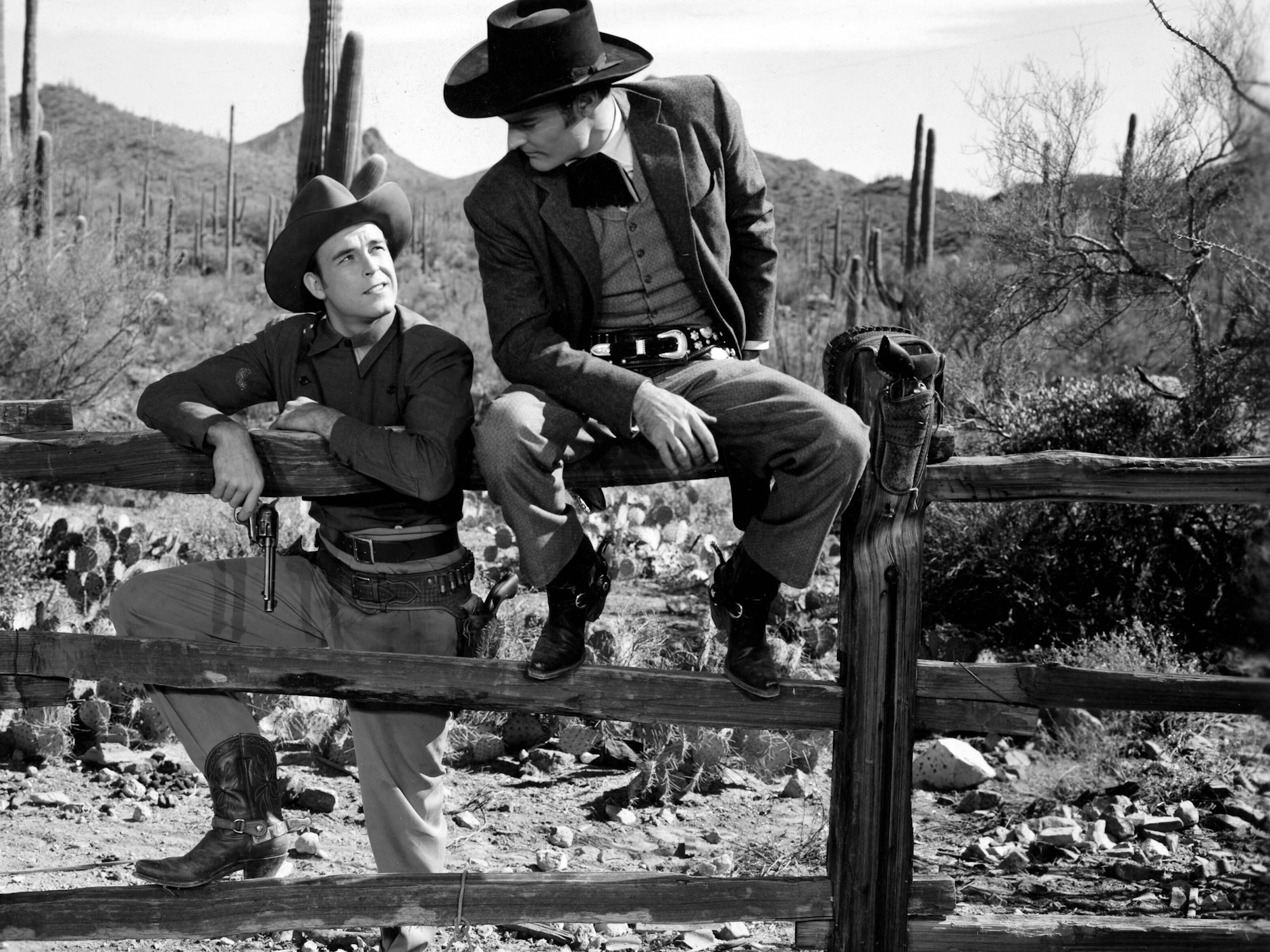 Die Looks des Wilden Westens: John Russel und Scott Brady als waschechte Cowboys im Film „The Gal Who Took the West“ (1949) von Frederick de Cordova
