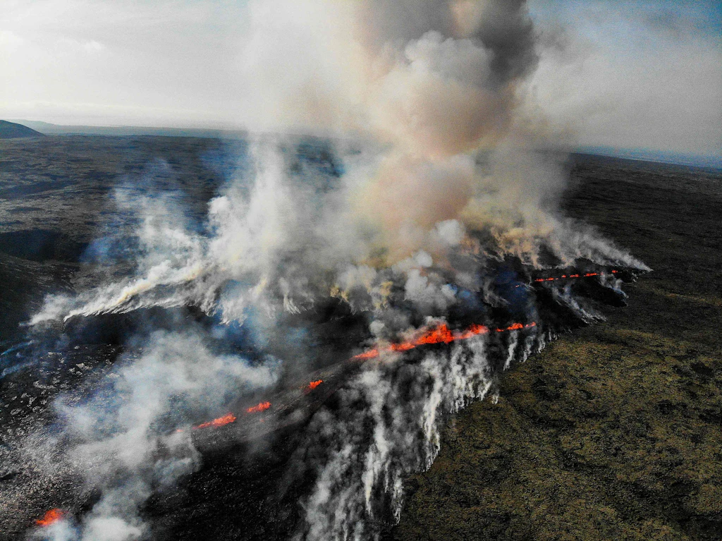 Vulkanausbruch in Island: Lava sprudelt aus 900 Meter langer Erdspalte