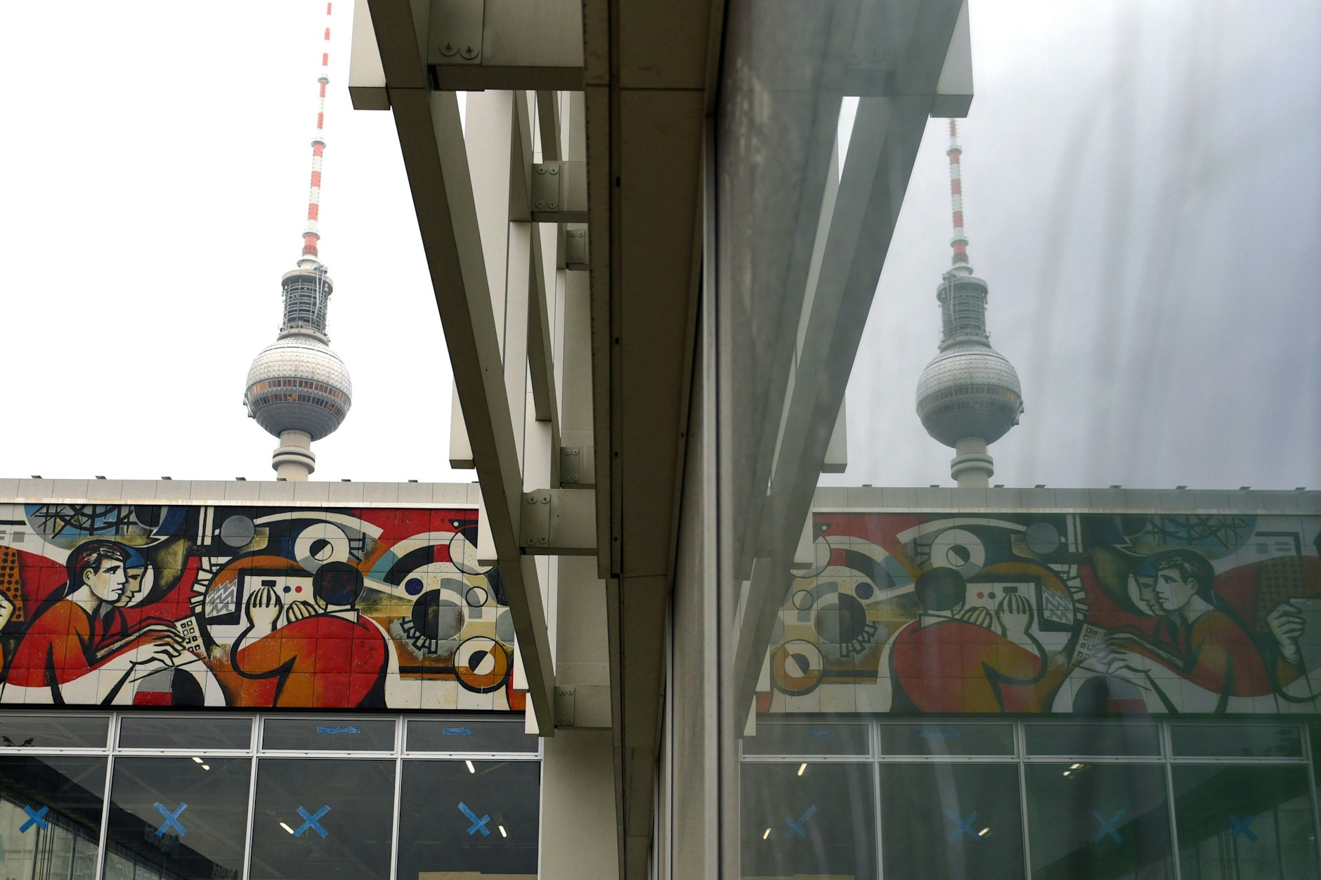 Restauriert und unter Denkmalschutz gestellt als DDR-Moderne, wie das ganze einstige Verlagsgebäude: Willi Neuberts Fries am Pressecafé von 1973, von der Karl-Liebknecht-Straße aus gesehen