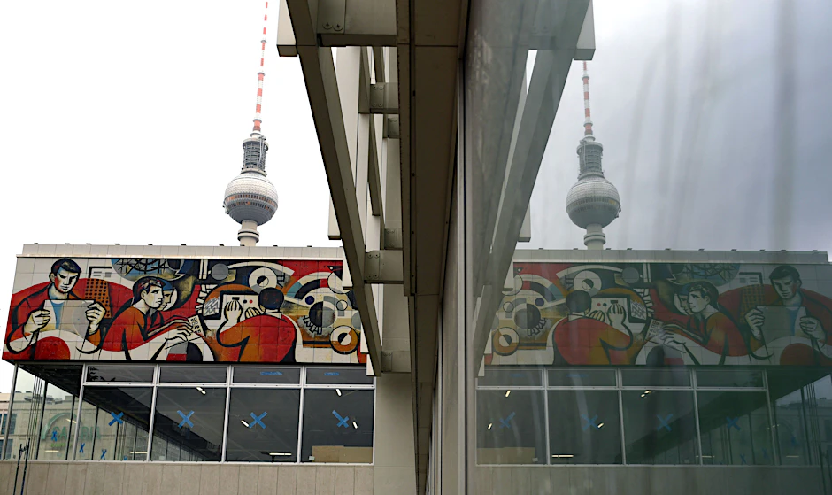 Restauriert und unter Denkmalschutz gestellt als DDR-Moderne, wie das ganze einstige Verlagsgebäude: Willi Neuberts Fries am Pressecafé von 1973, von der Karl-Liebknecht-Straße aus gesehen