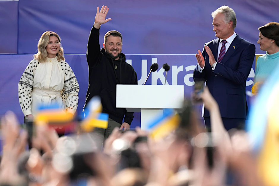 Wolodymyr Selenskyj (2.v.l), seine Frau Olena Selenska (l) und Gitanas Nauseda (2.v.r), Präsident von Litauen, stehen auf einer Bühne in Vilnius