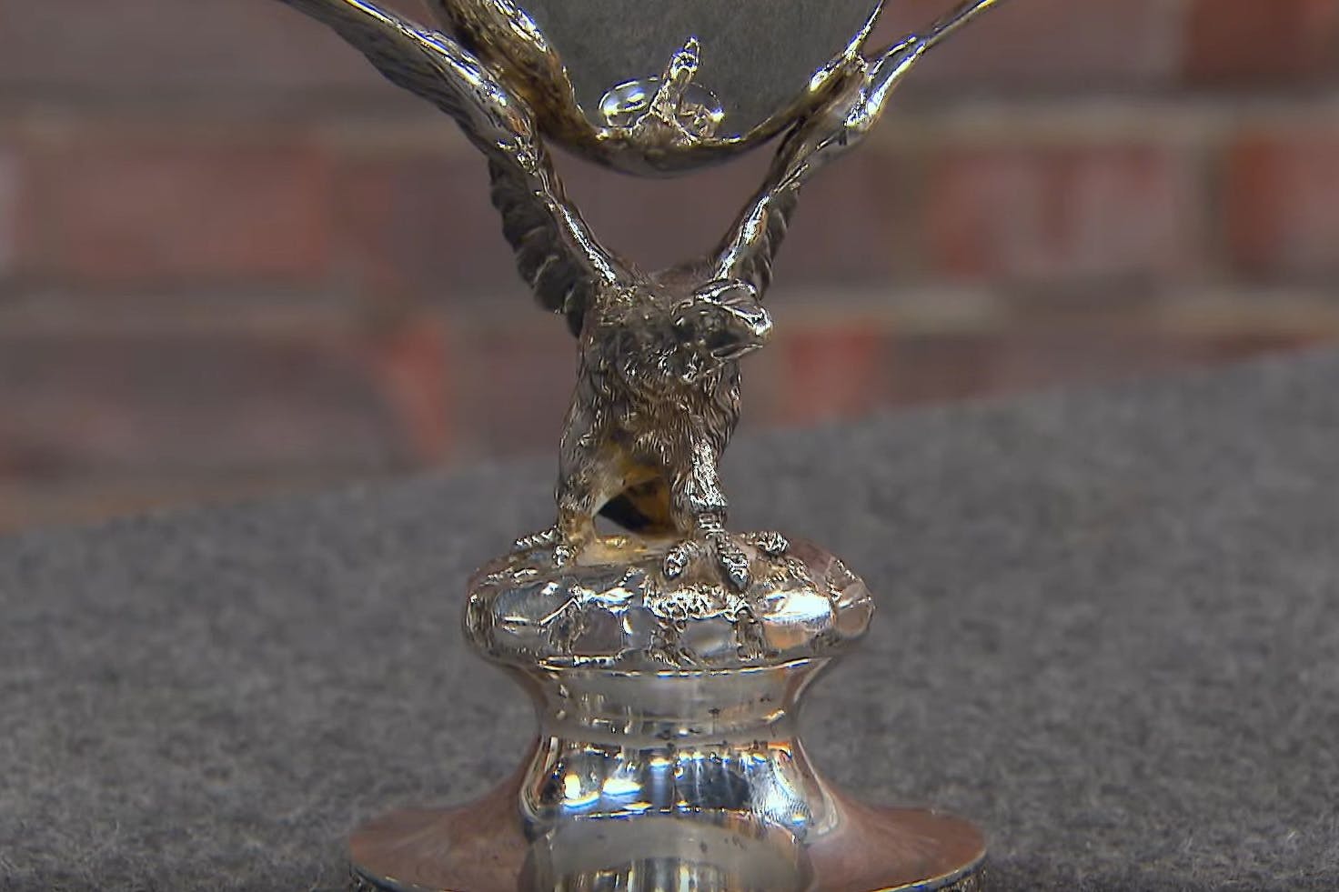 Der kleine silberne Pokal findet Anklang bei den „Bares für Rares“-Händlern. Einer von ihnen hat große Pläne.