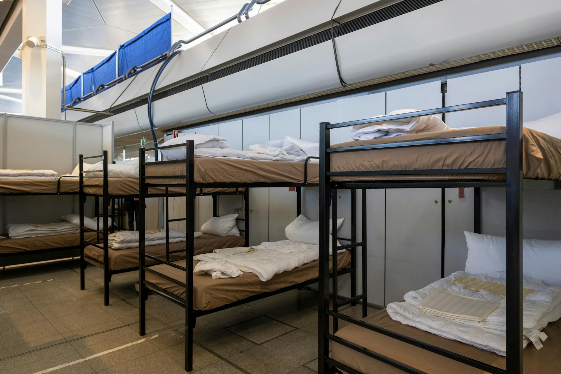 Die Notunterkunft bleibt bis Ende 2024 in Tegel: Stockbetten im Hauptterminal des ehemaligen Flughafens.