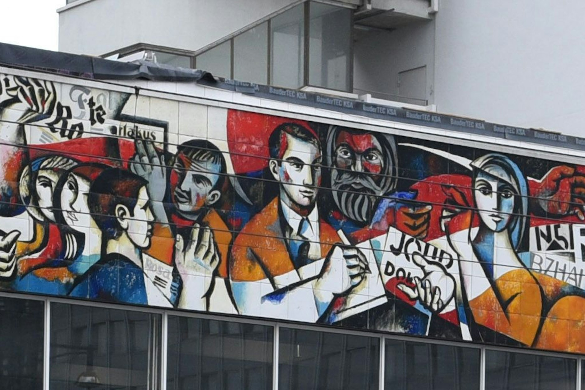 Die Stirnseite des Emaillefrieses mit Marx-Porträt