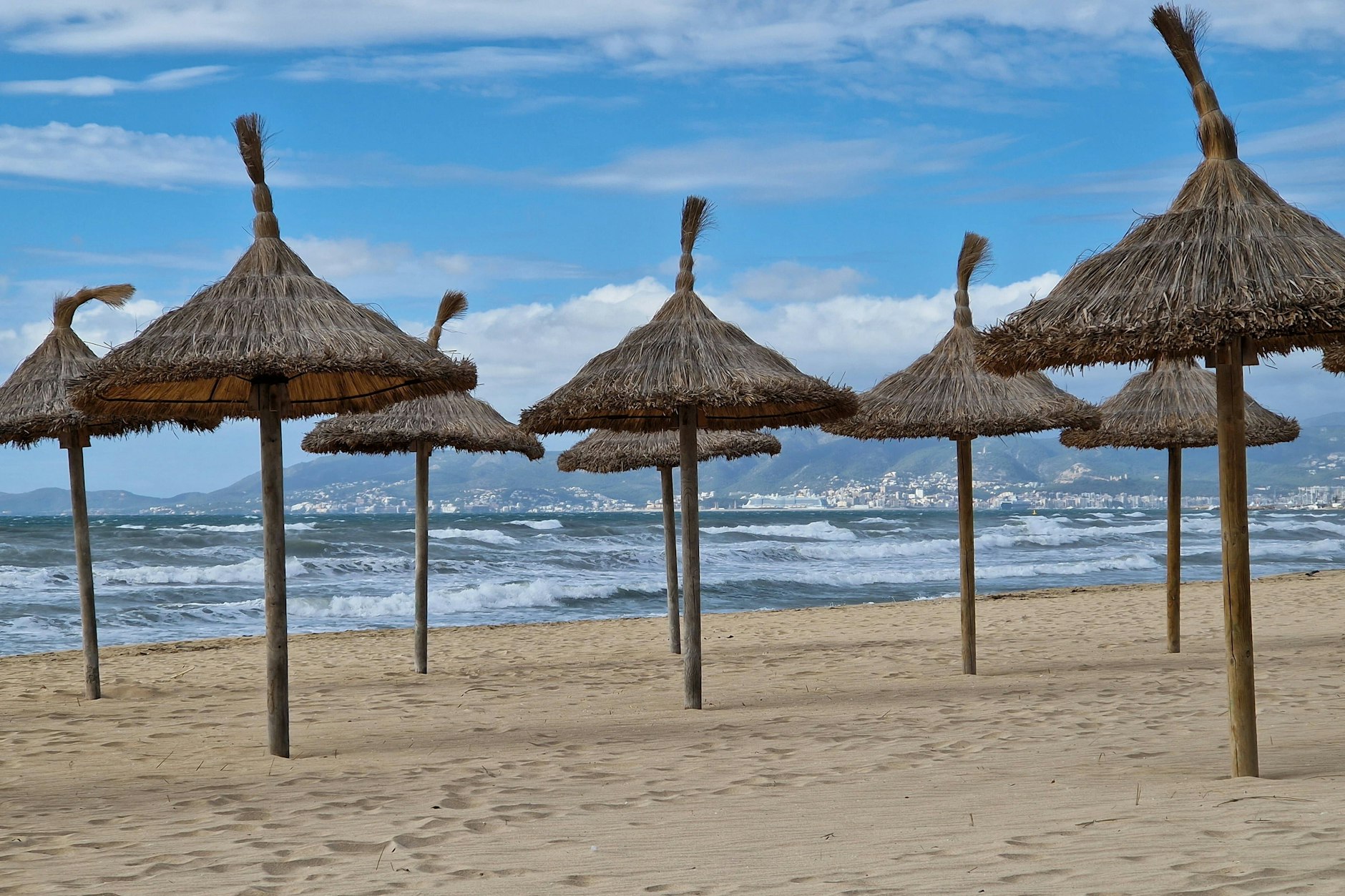Leerer Strand auf Mallorca. Am Playa de Albercuix ist das Baden verboten.