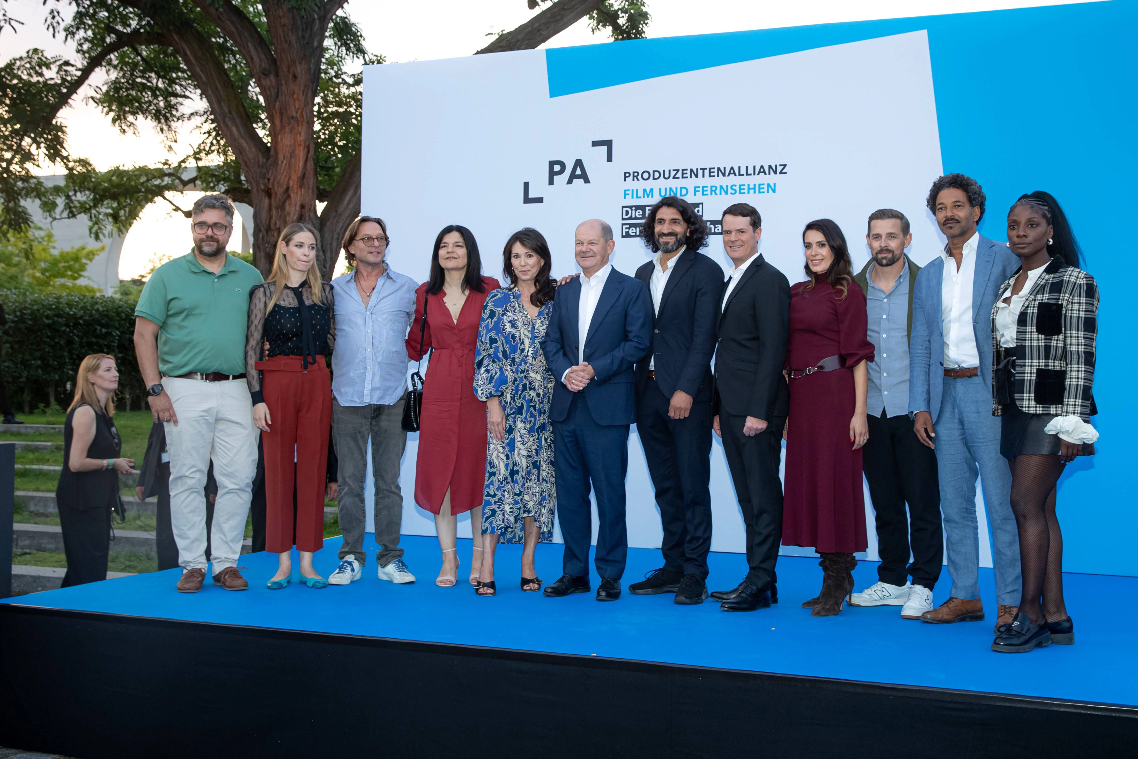 Olaf Scholz zusammen mit David Wnendt, Viviane Andereggen, Thomas Kretschmann, Jasmin Tabatabai, Iris Berben, Numan Acar, Björn Böhning, Doris Golpashin, Klaas Heufer-Umlauf, Tyron Ricketts und Nikeata Thompson.