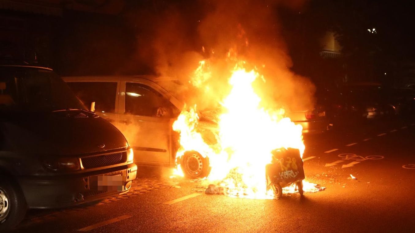 In der Rigaer Straße brannte ein Transporter.