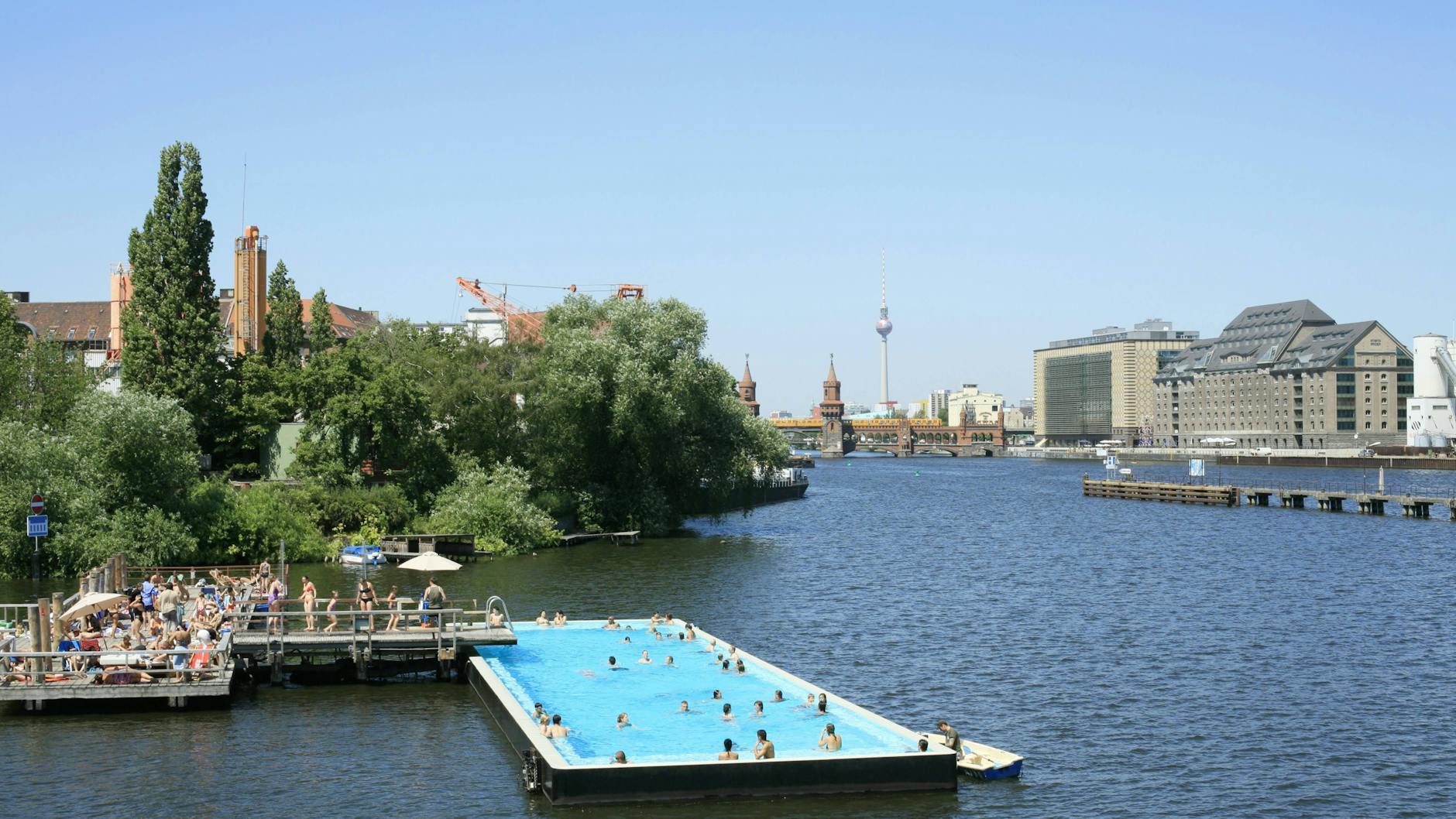 Rein ins kühle Nass! Das Badeschiff an der Spree in Treptow ist dafür perfekt.