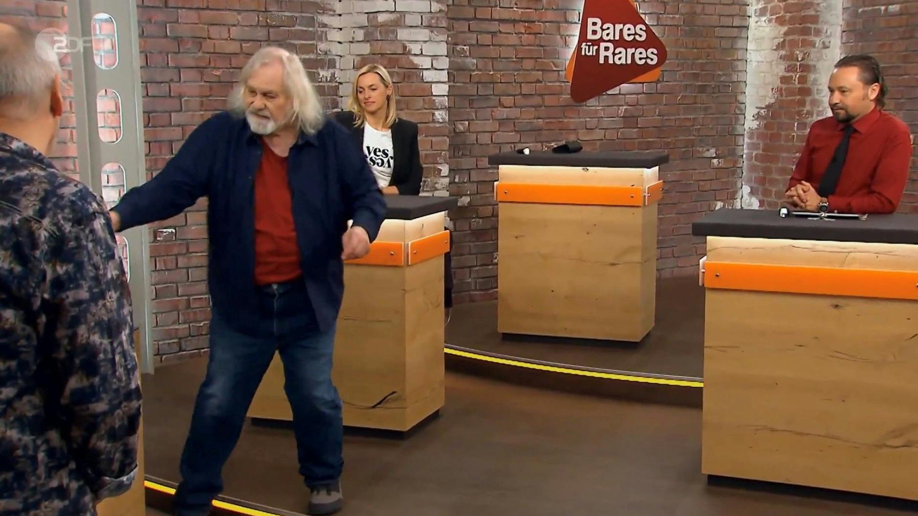 „Bares für Rares“-Händler Steve Mandel kauft die Hefte für 180 Euro.