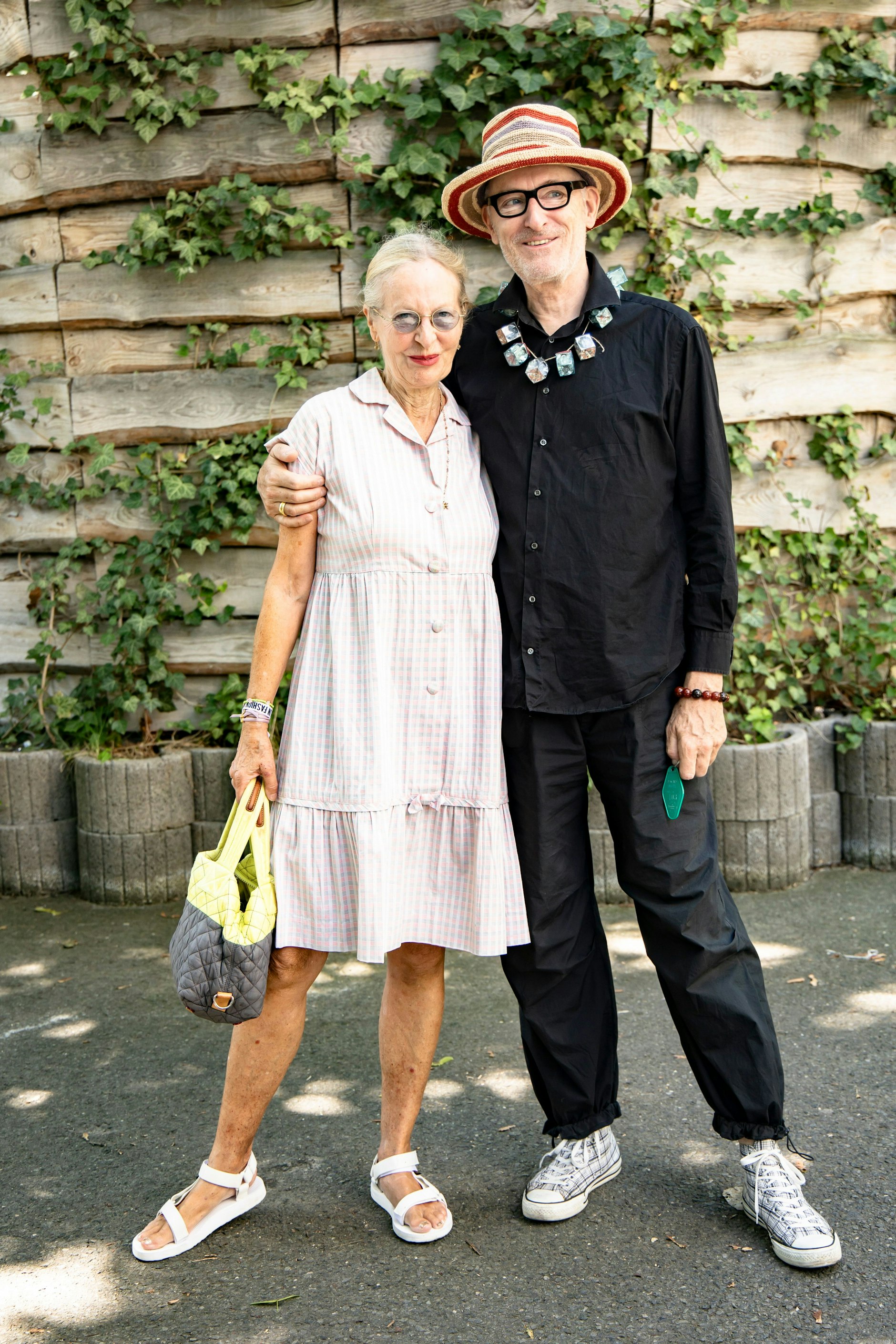 Willkommen in Berlin: Dagmar und Ivo von Renner sind aus Hamburg zur Fashion Week angereist. Sie trägt ein luftiges Vintage-Kleid; er einen Hut, den er in Paris gekauft hat. Besonders schön: Ivos Kette besteht aus Blitzlichtern alter Fotoapparate.