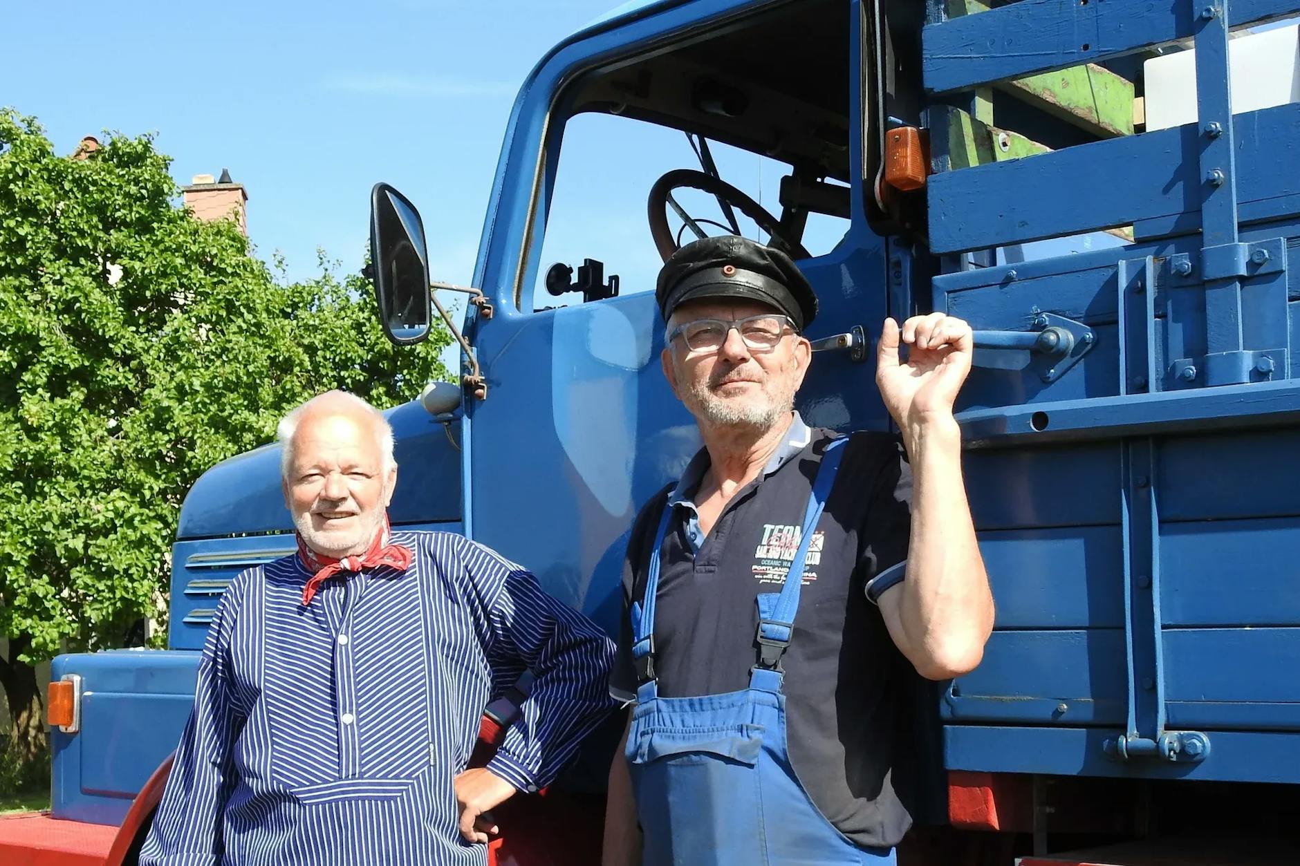 Hans-Jürgen Schulz und Olaf Triebel (r.) vor dem DDR-Oldtimer