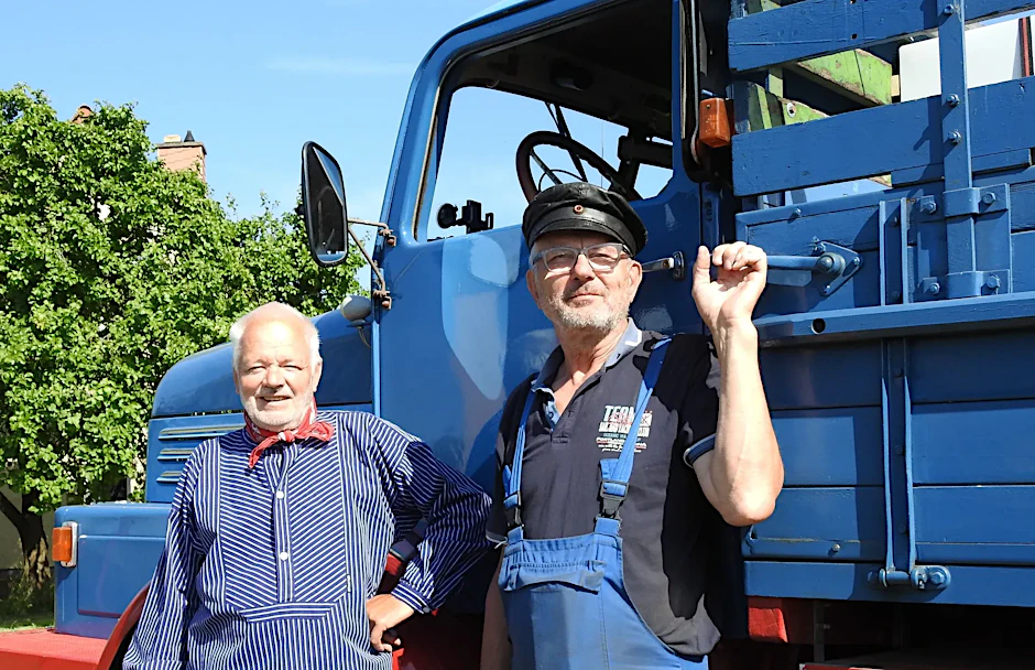 Hans-Jürgen Schulz und Olaf Triebel (r.) vor dem DDR-Oldtimer