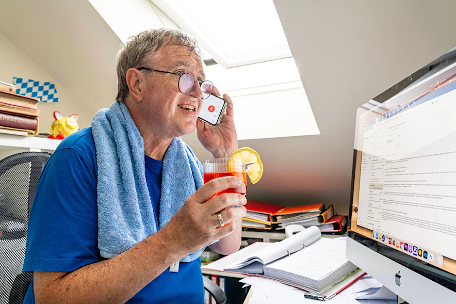Bei Hitze: Mann arbeitet im Homeoffice.