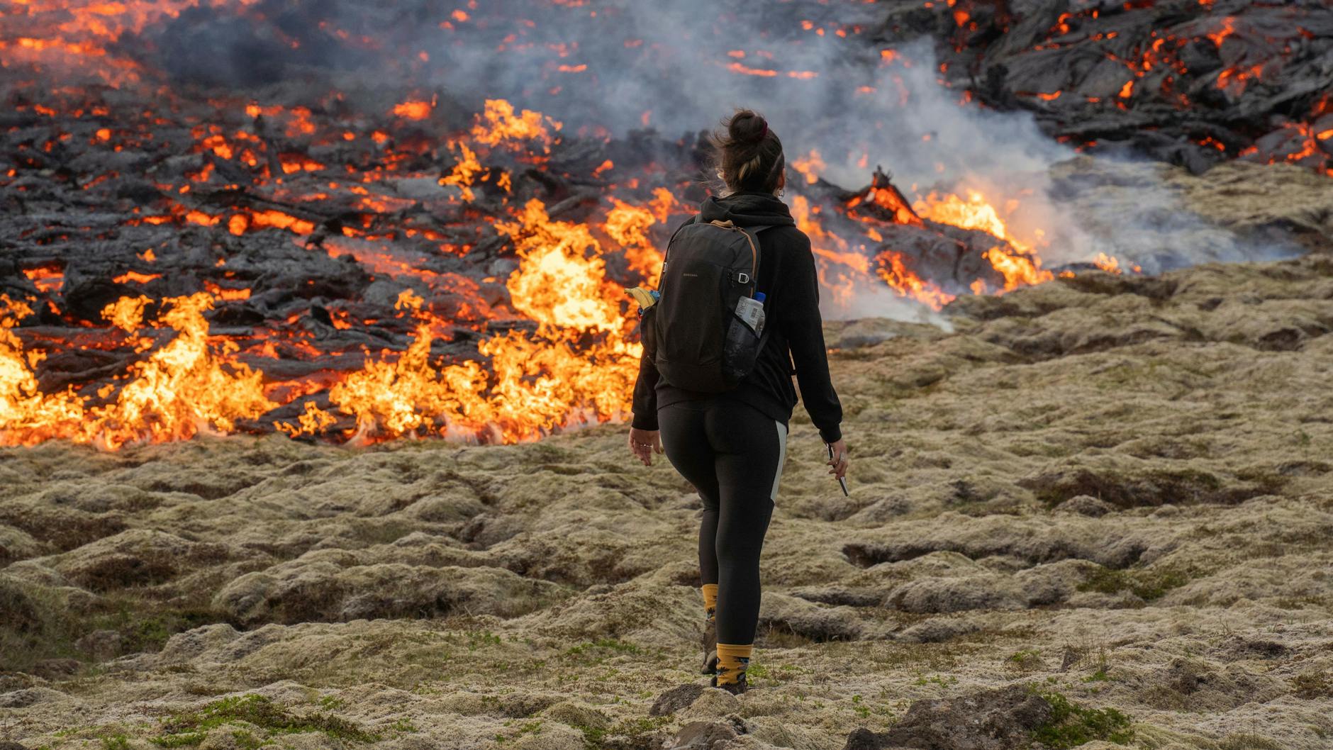 Lava gucken auf Island. Noch raten die Behörden allerdings ab, sich in die Nähe des Vulkans etwa 30 Kilometer südwestlich von Reykjavik zu begeben.