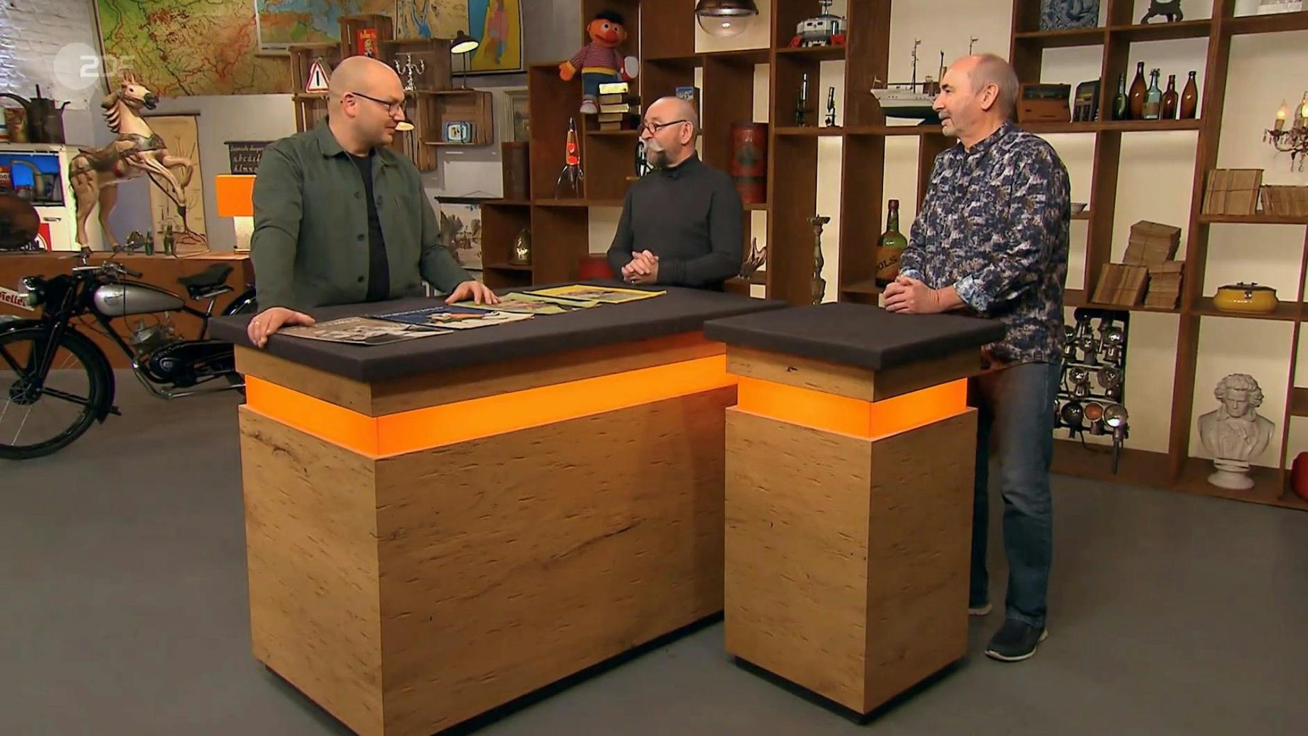 „Bares für Rares“-Experte Sven Deutschmanek staunt über den super Zustand der alten Hefte.