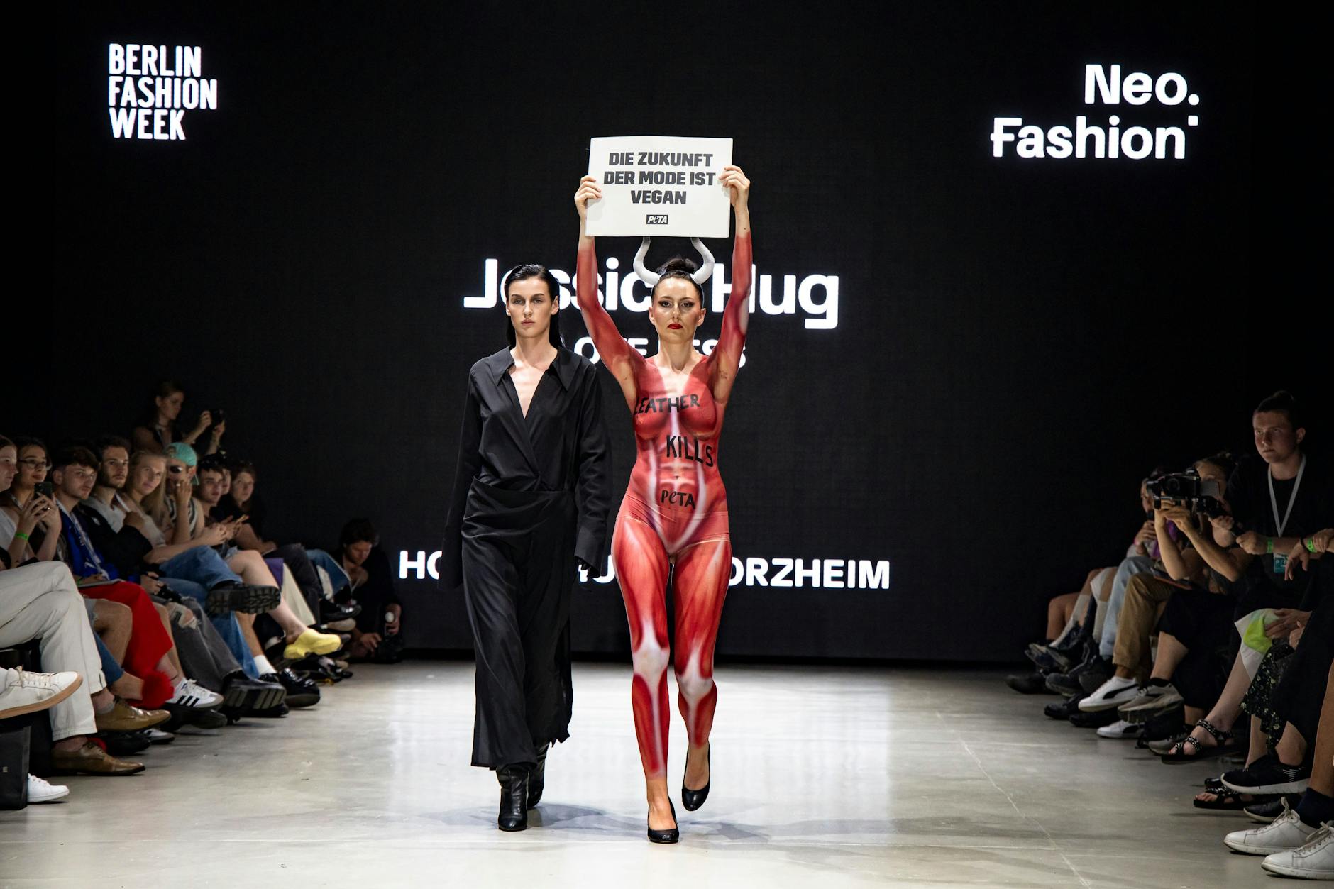 Eine Aktivistin von Peta nahm am Dienstag einen Laufsteg der Fashion Show ein. 