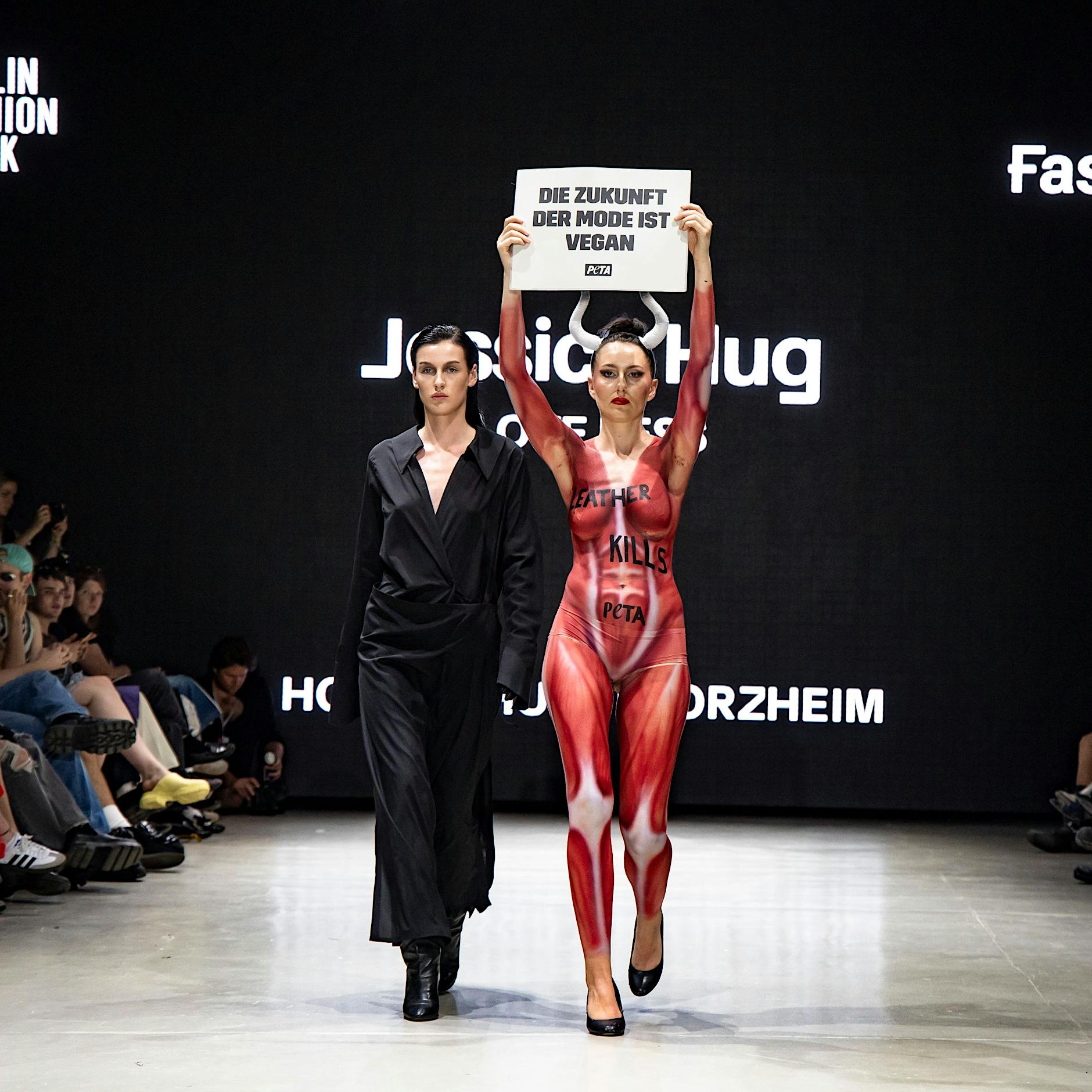 Berlin Fashion Week: Nackte Peta-Aktivistin auf dem Laufsteg
