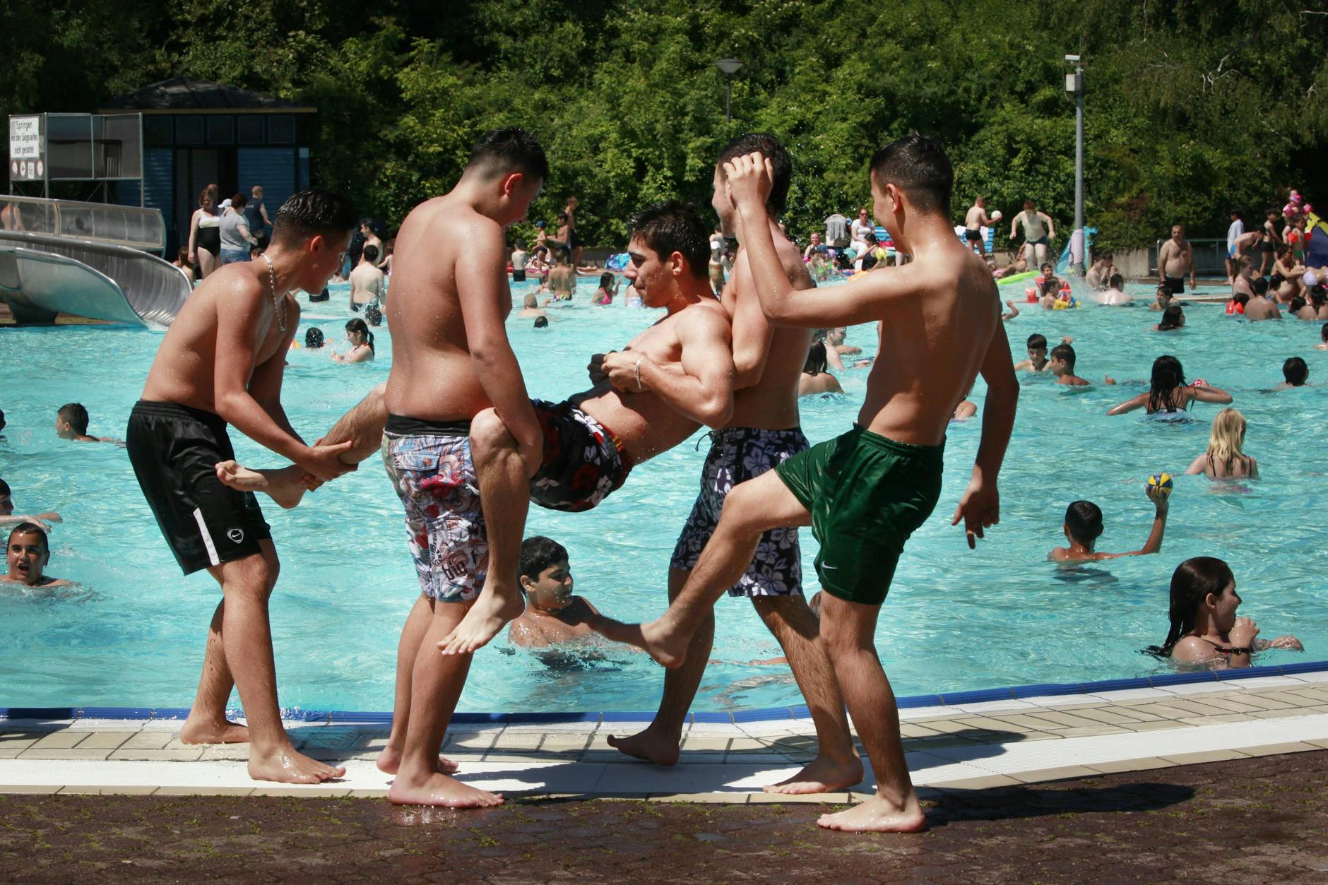 Vor allem Jugendliche machen im Columbiabad regelmäßig eine große Welle.