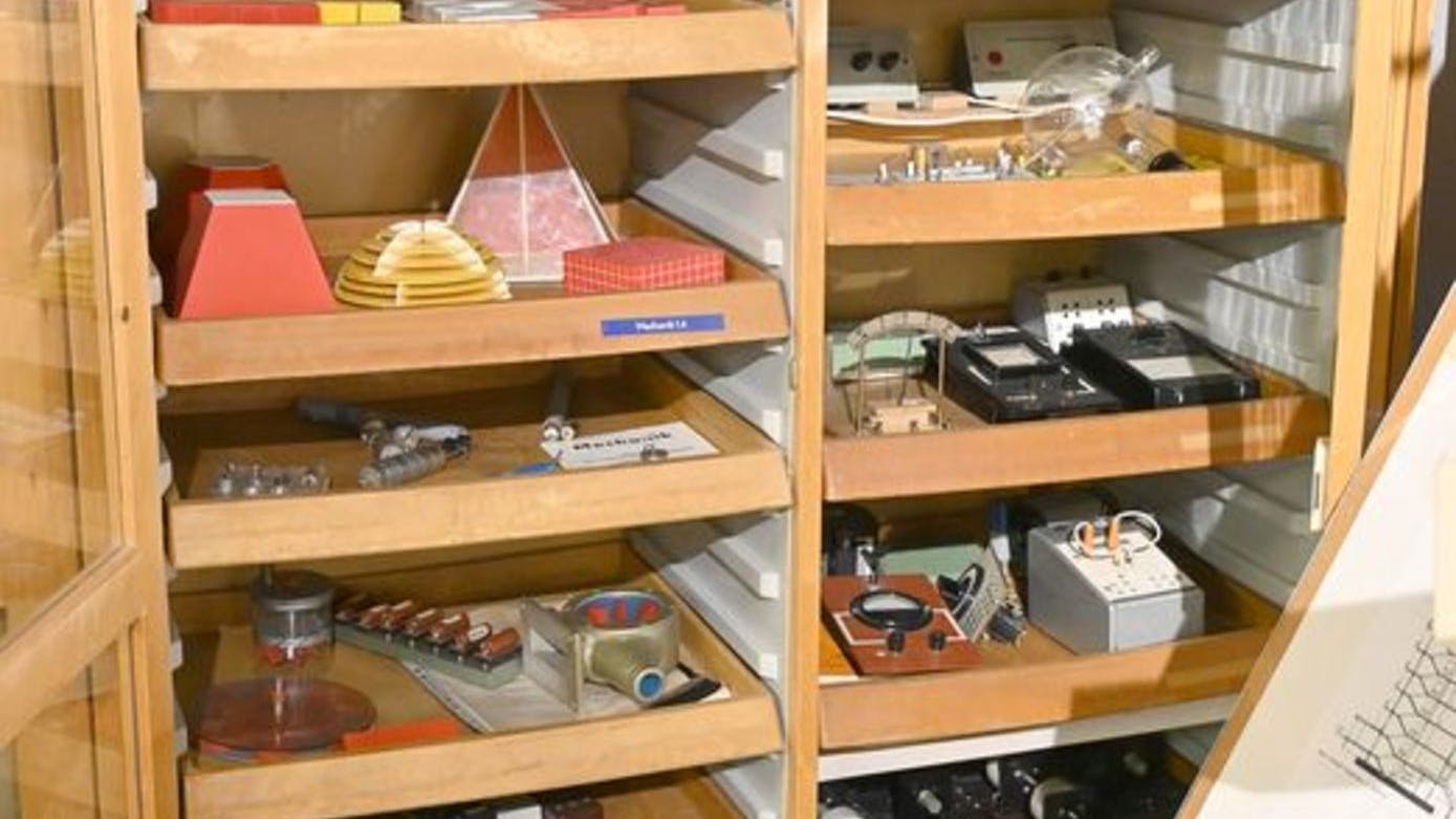 DDR-Schrank mit Utensilien für den Physikunterricht. Wenn Sie wissen, wozu man diese Gerätschaften und Dinge benötigt: Schreiben Sie mir gern.