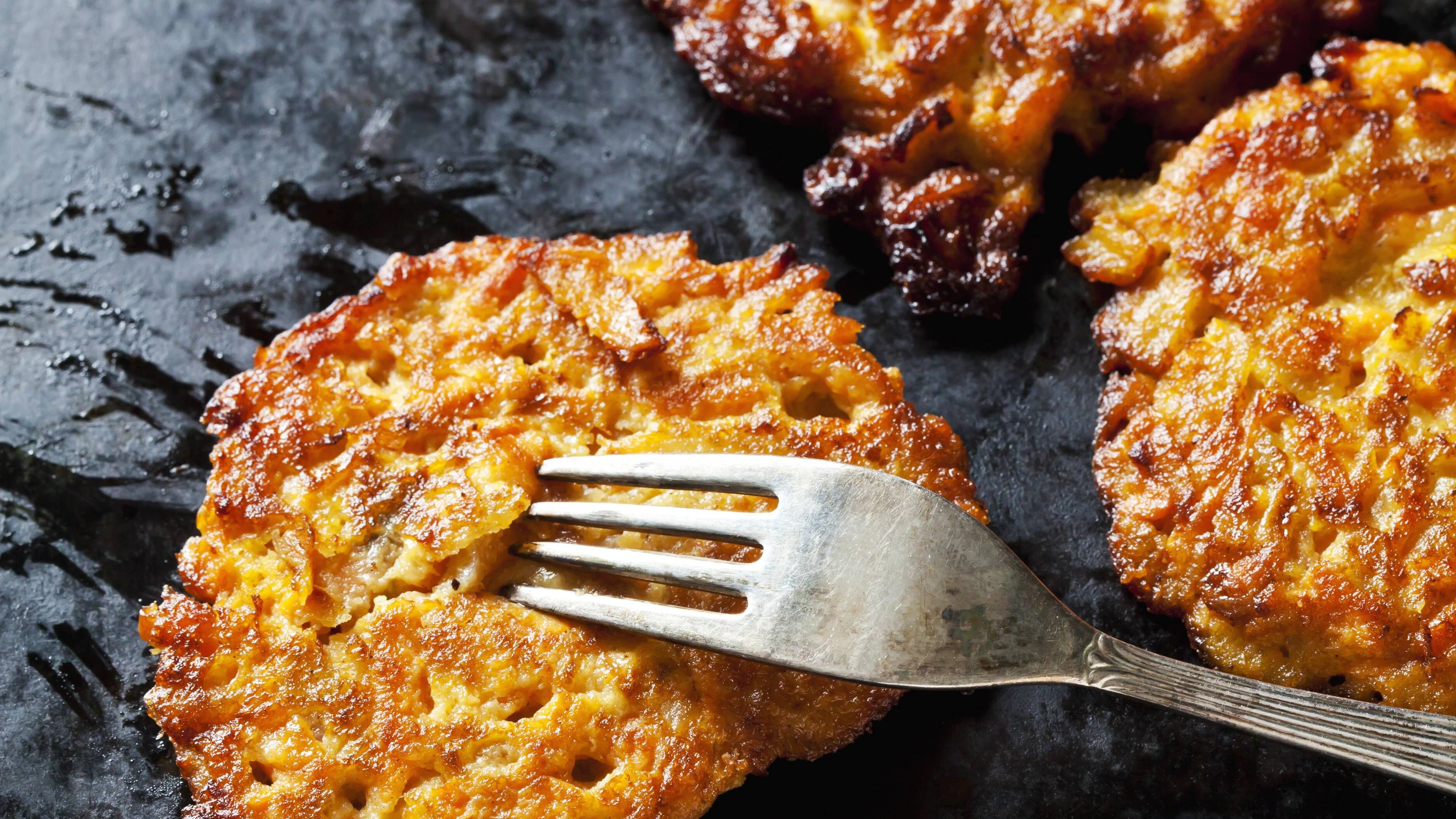 Die Maispuffer werden in Öl ausgebraten.